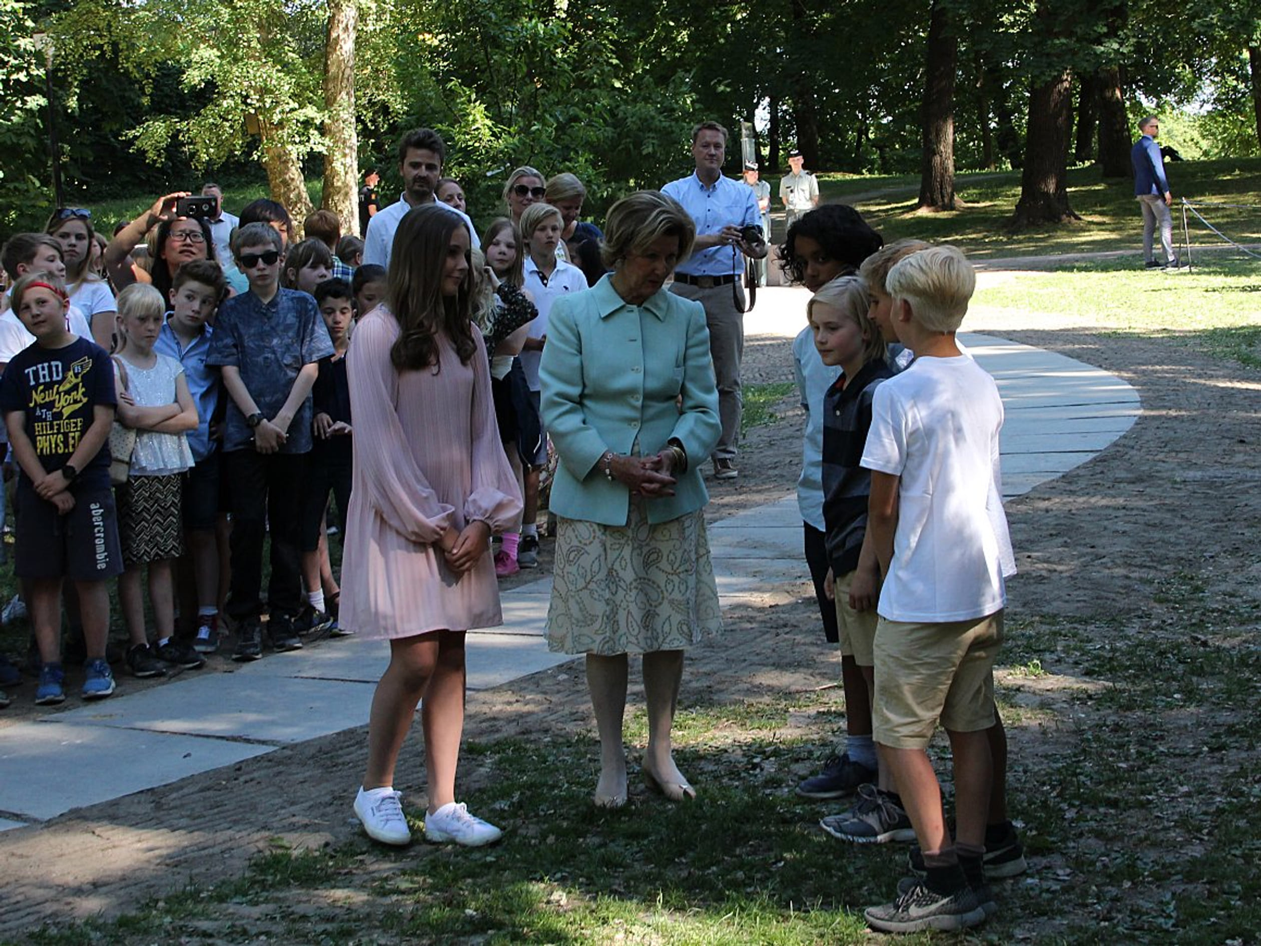 koningin_Sonja_en_prinses_ingrid_Alexandra_met_scholieren.jpg