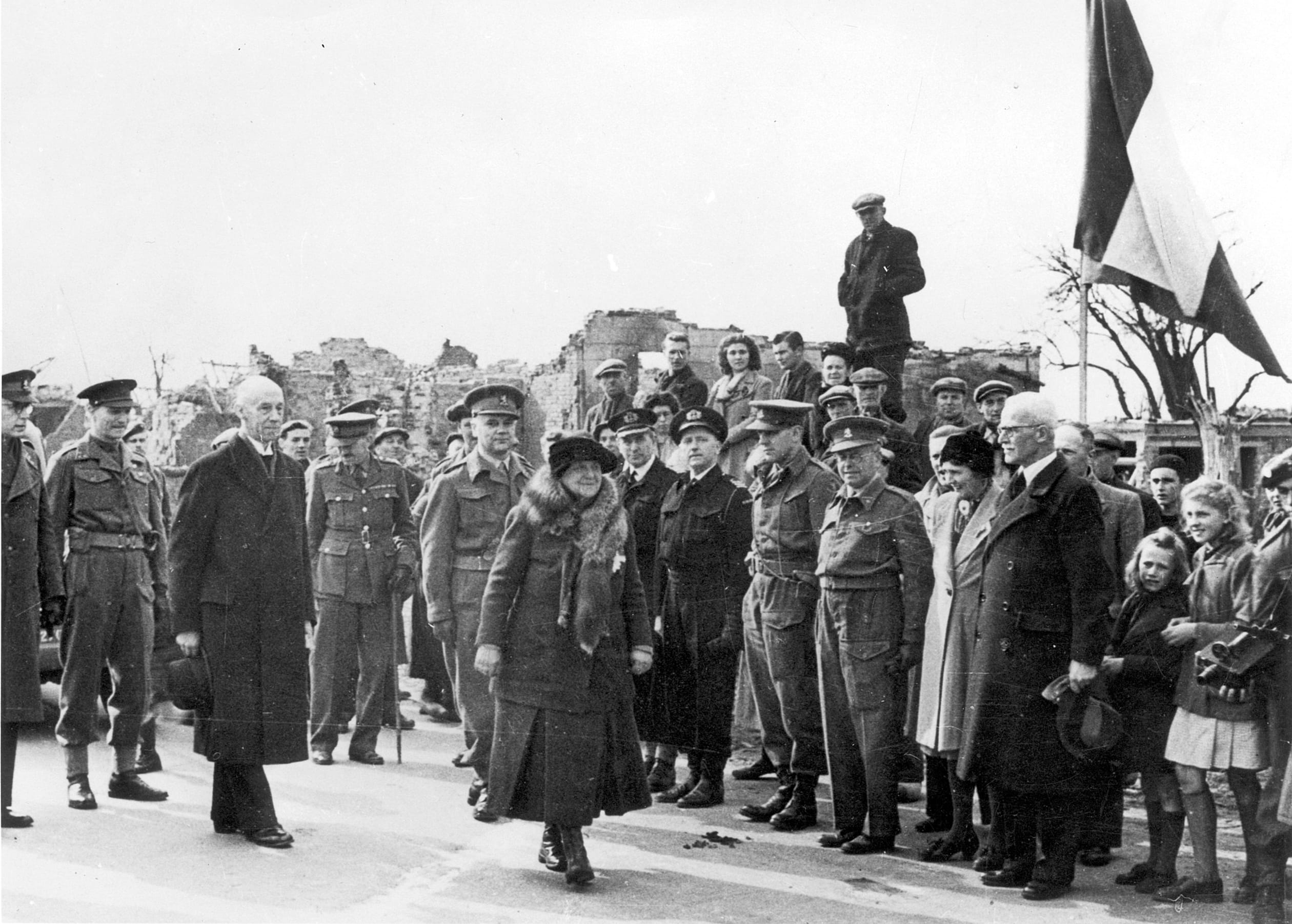 Koningin Wilhelmina wordt in de grensplaats Eede in Zeeuws-Vlaanderen warm onthaald.