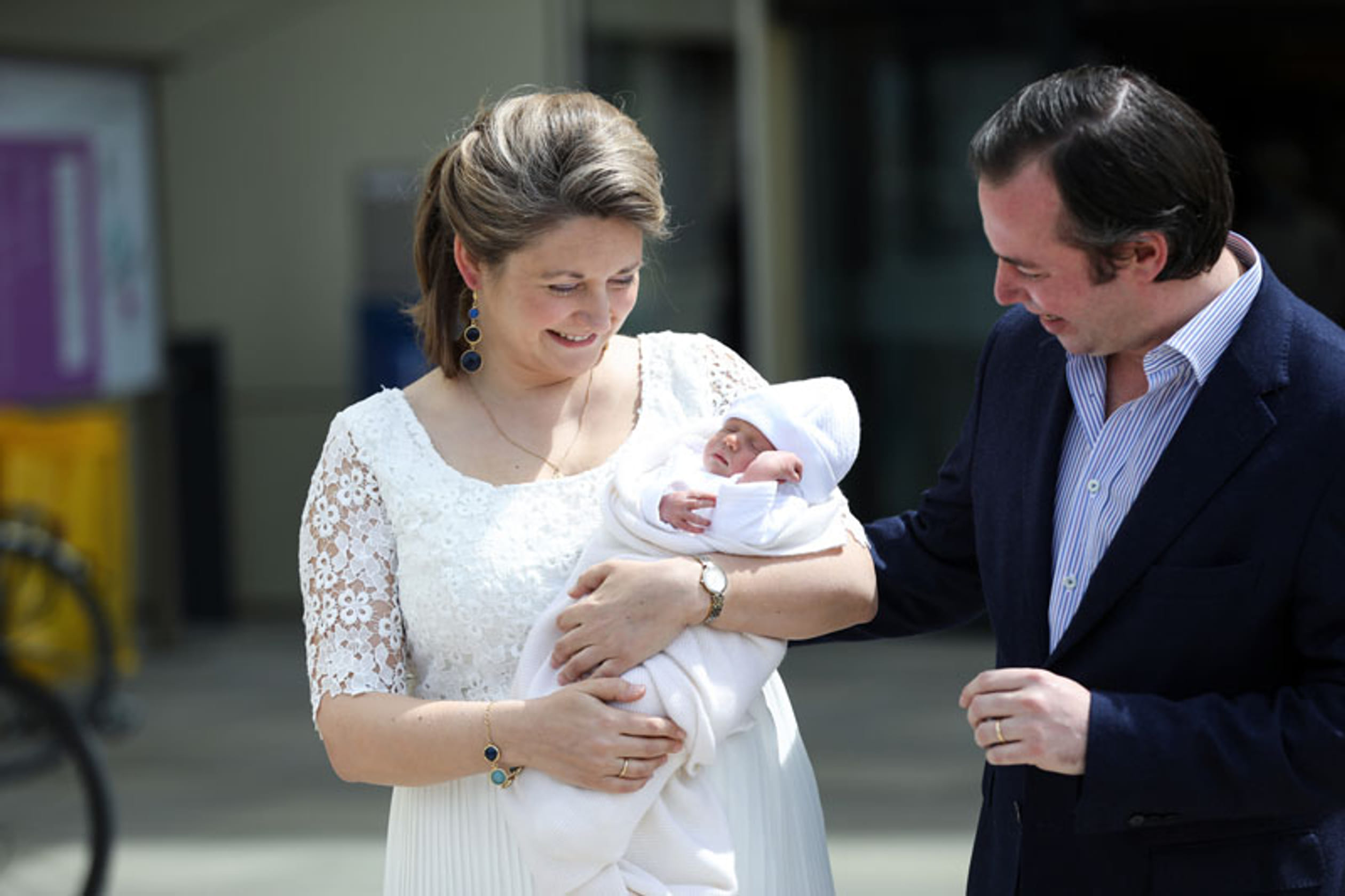 Stephanie_en_baby_Charles_verlaten_ziekenhuis_6.jpg