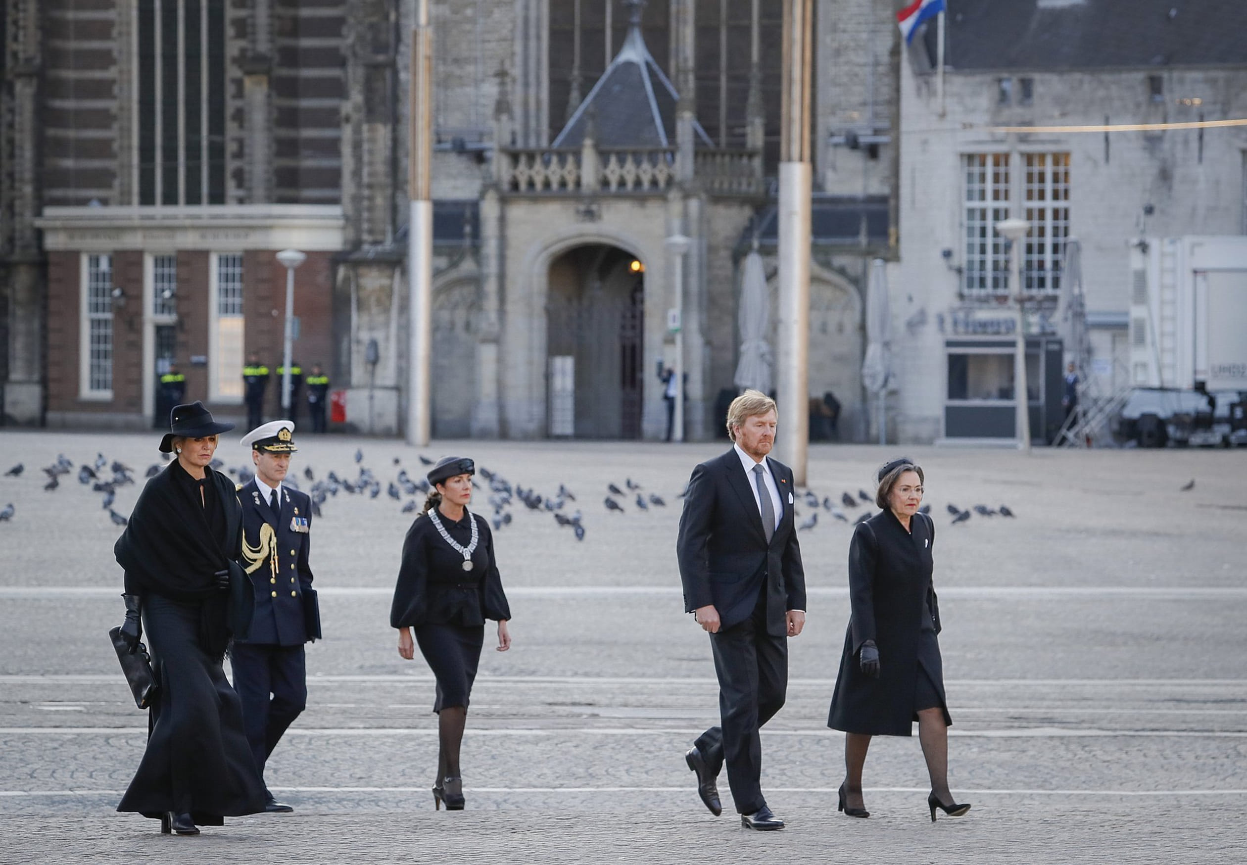 Koningspaar_loopt_op_lege_Dam.jpg