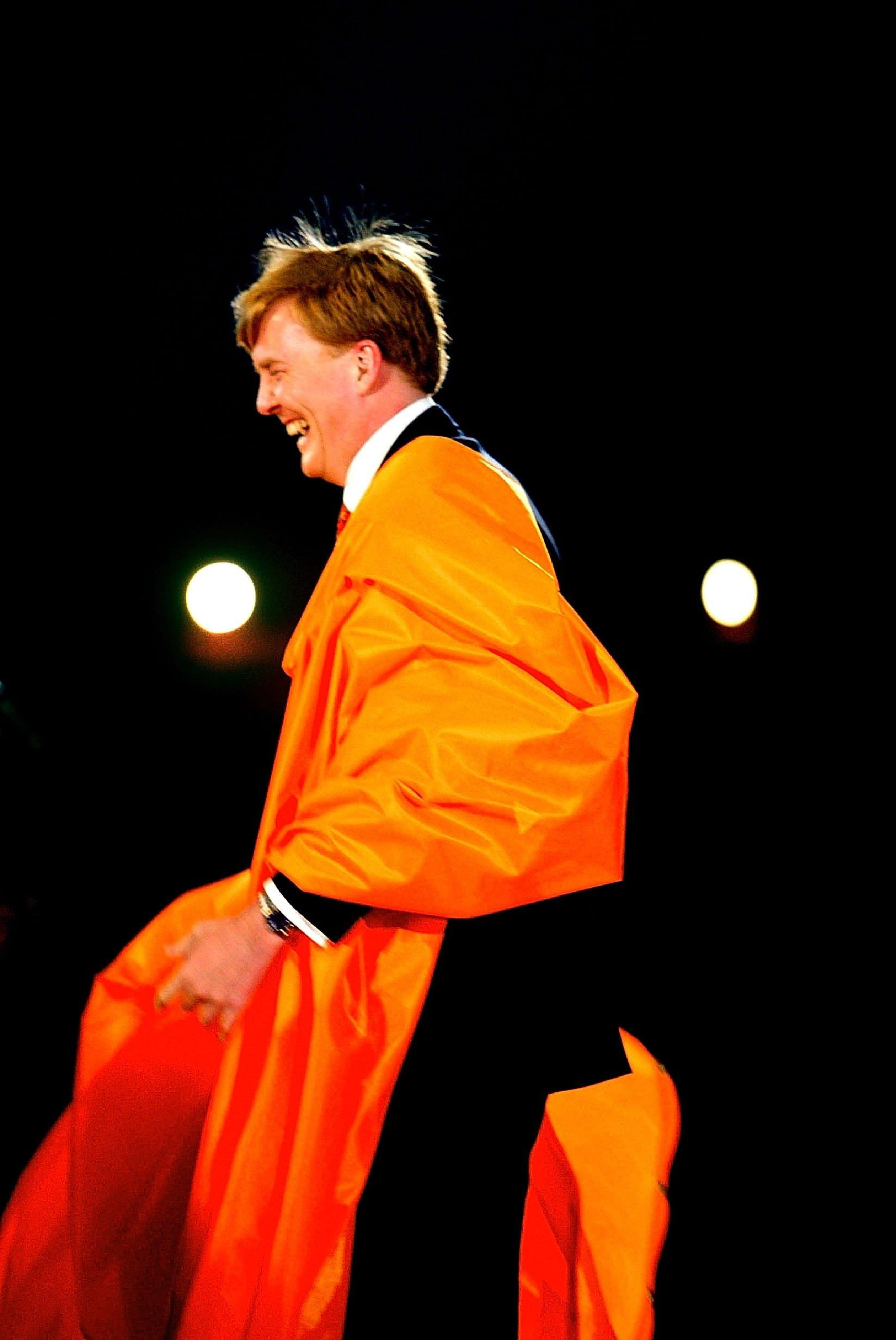 Hilariteit! Tijdens de onthulling van het nationale huwelijksgeschenk valt het oranje doek precies