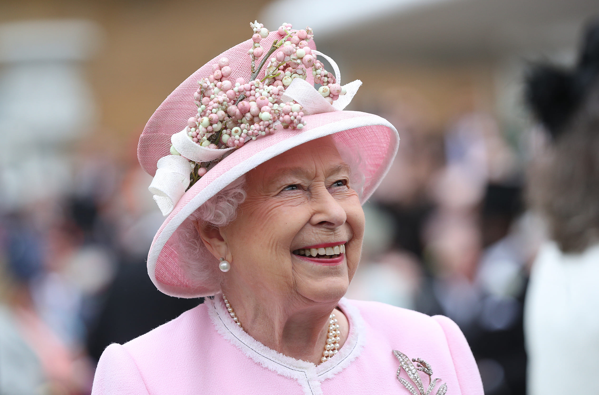 Koningin_Elizabeth_lichtroze_hoed.jpg