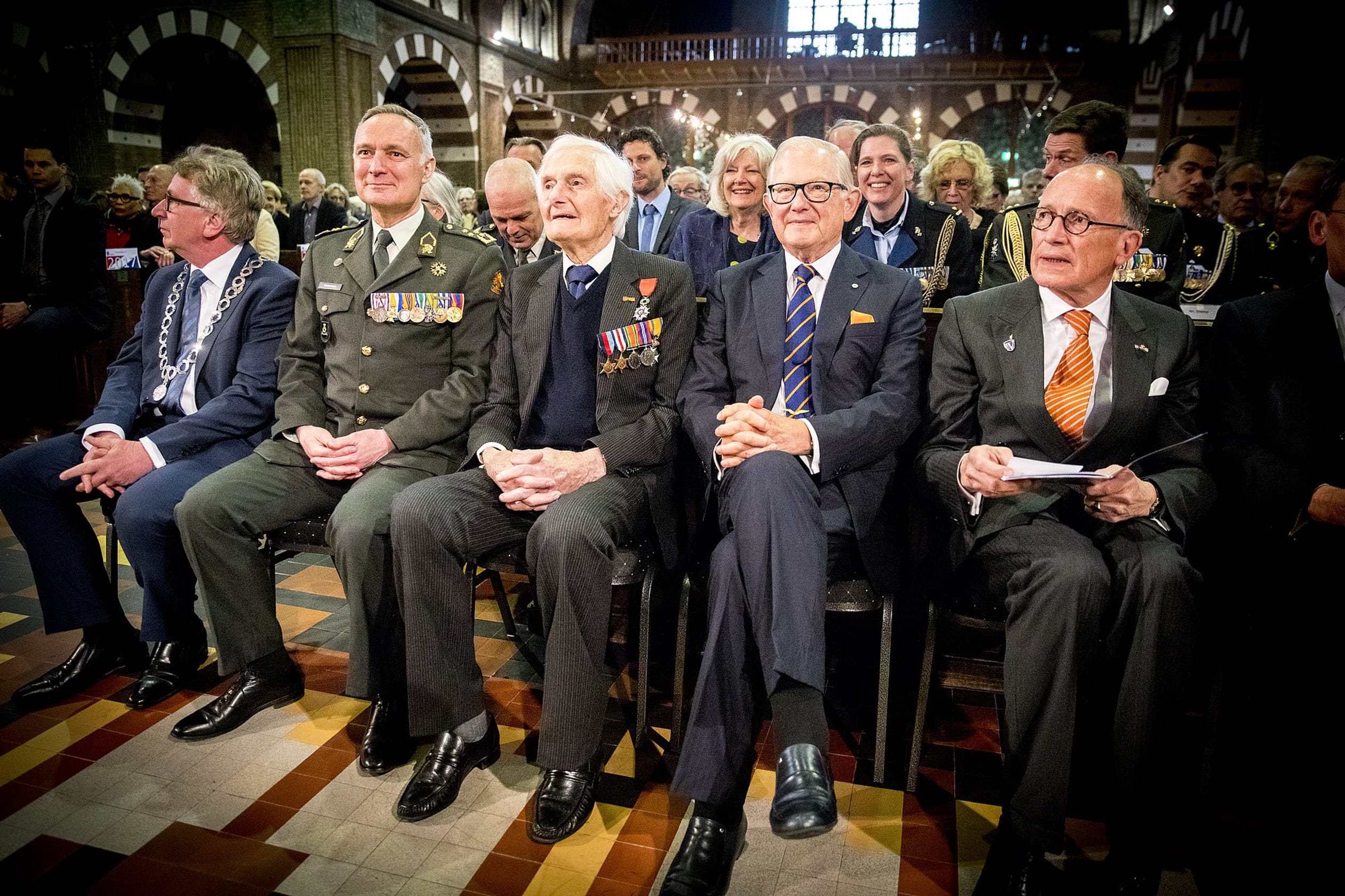Pieter van Vollenhoven aanwezig bij herdenkingsdienst bevrijding Nederland en Nederlands-Indië in