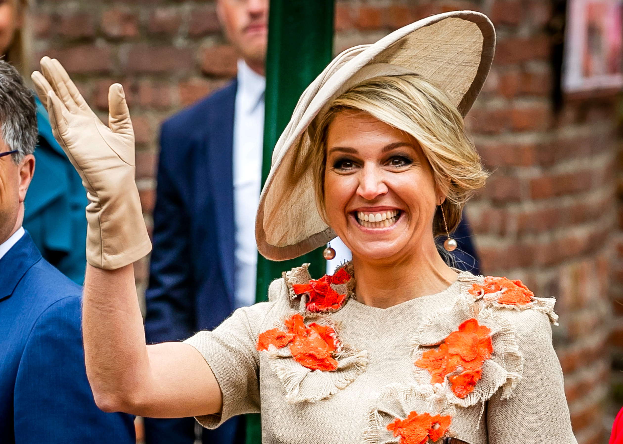 Koningsdag is ook een modefeestje! Koningin Máxima droeg een linnen pak met - heel toepasselijk -