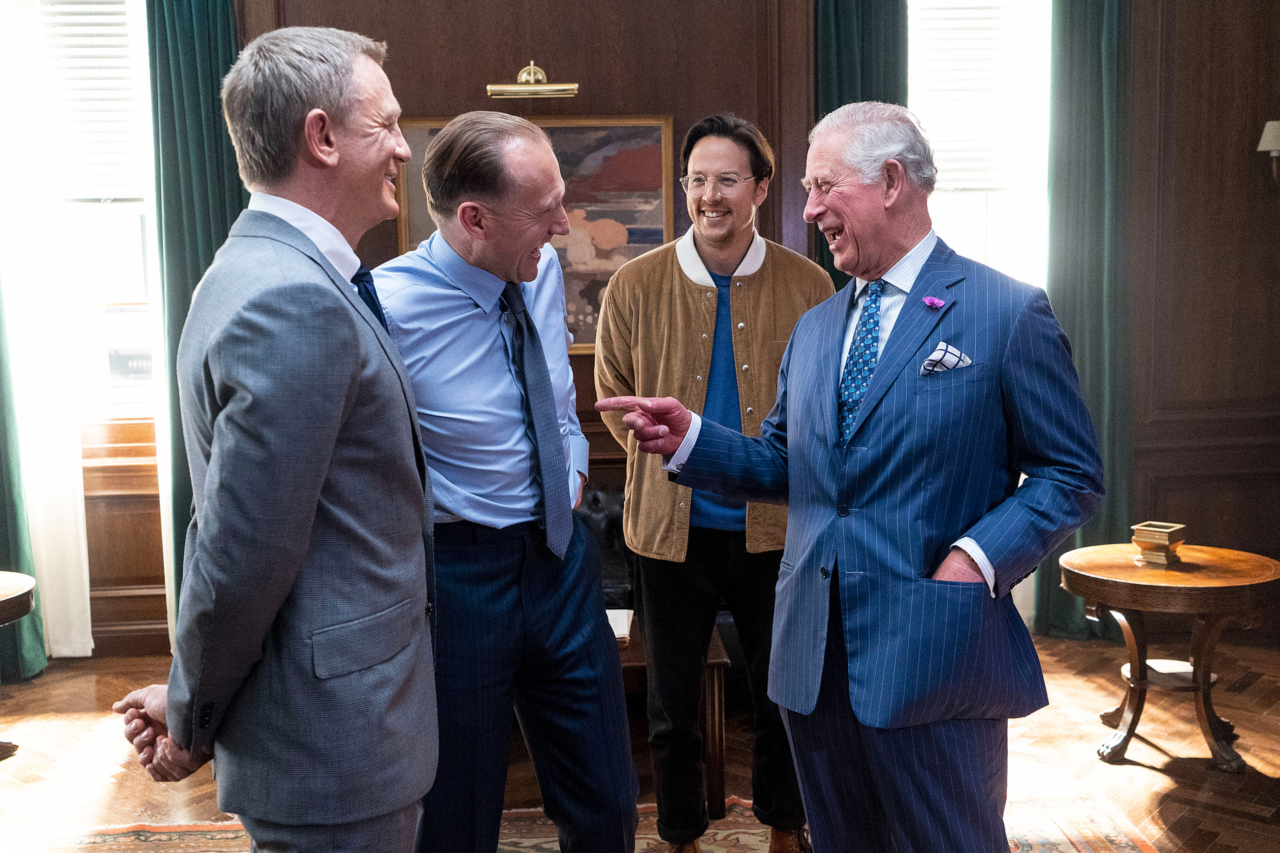 Prins_Charles_lacht_op_filmset.jpg
