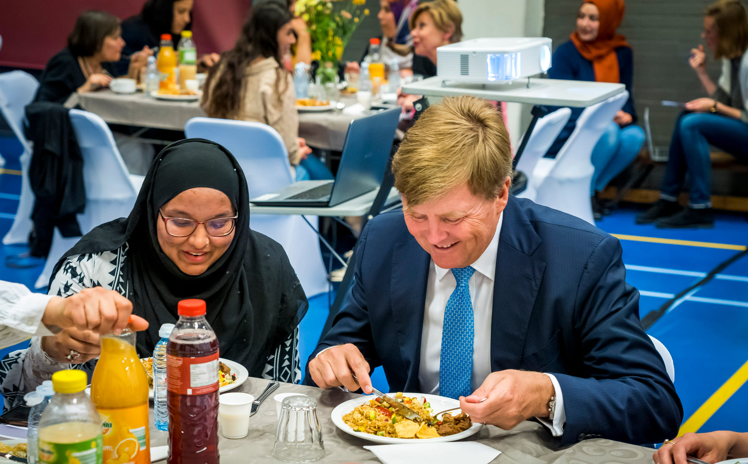 Koning_eet_Iftarmaaltijd.jpg