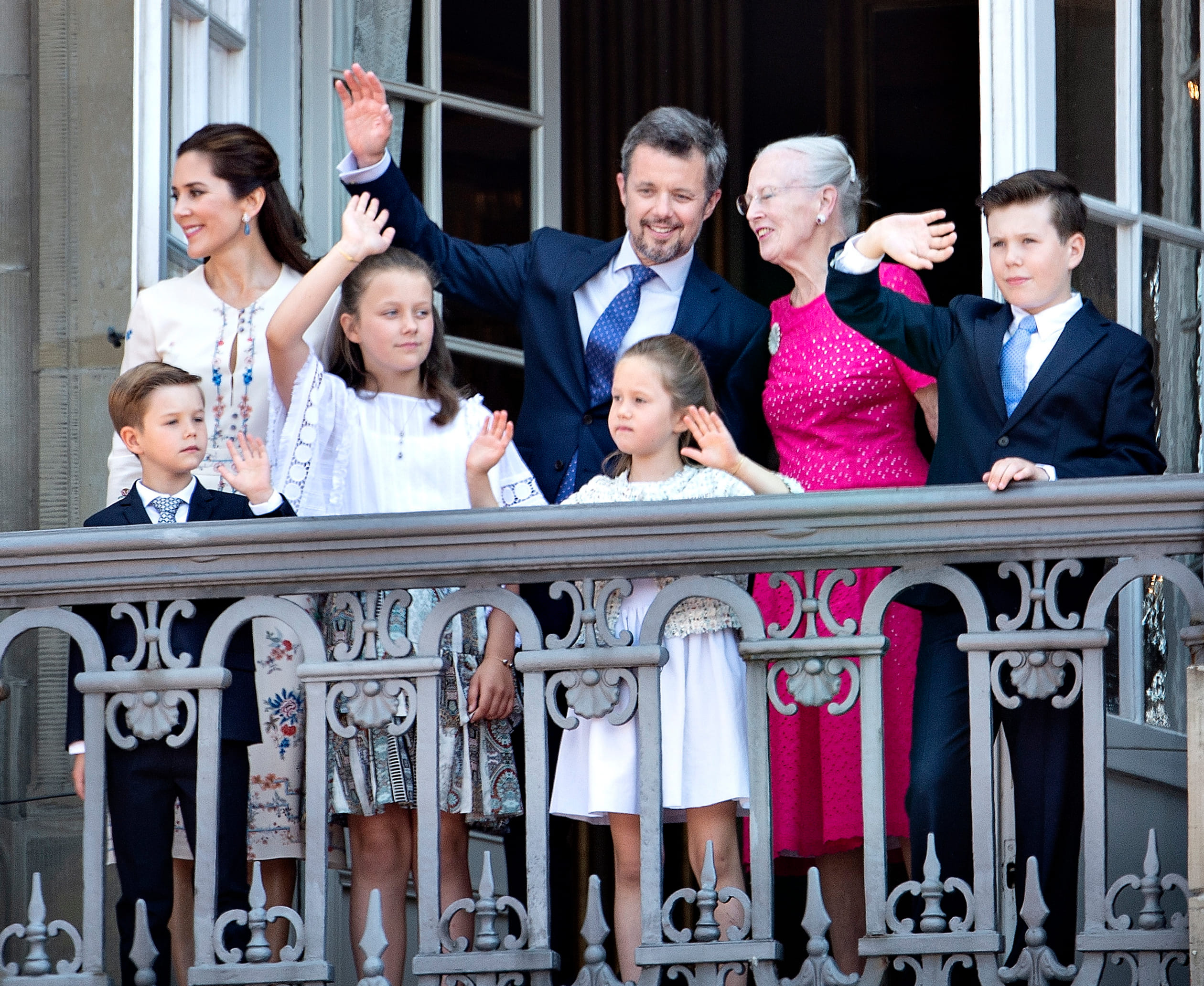 De Deense kroonprins Frederik verschijnt op zijn 50e verjaardag, op 26 mei, samen met zijn gezin en
