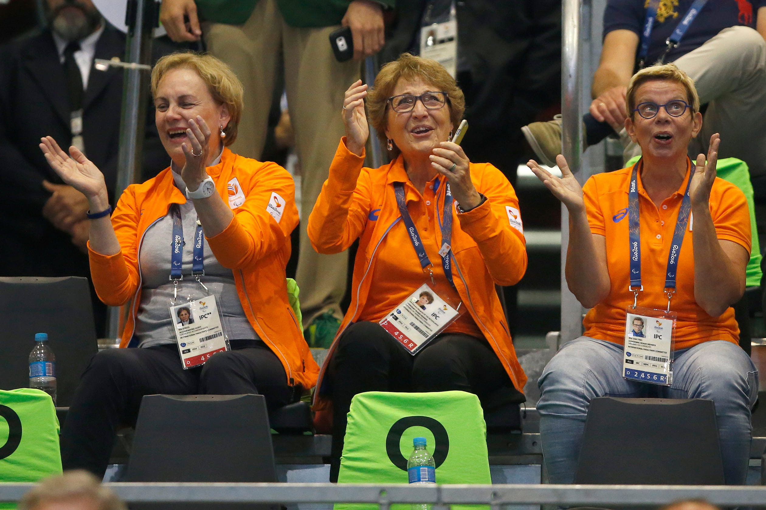 Een enthousiaste Margriet tijdens een potje zitvolleybal in 2016 in Rio.