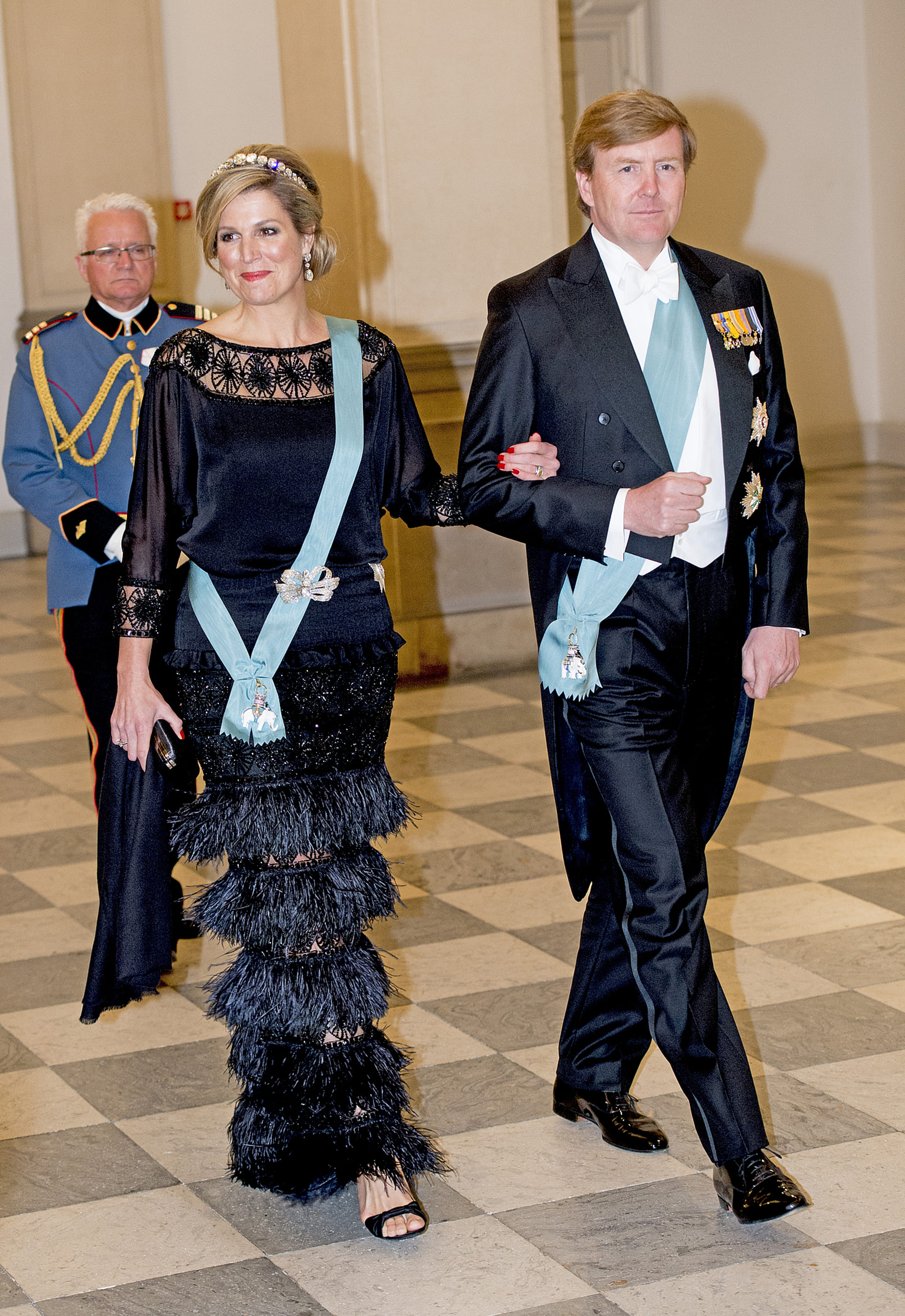 Deze avondjurk met franje is van Valentino. Een feestelijke keuze voor het galadiner ter ere van de