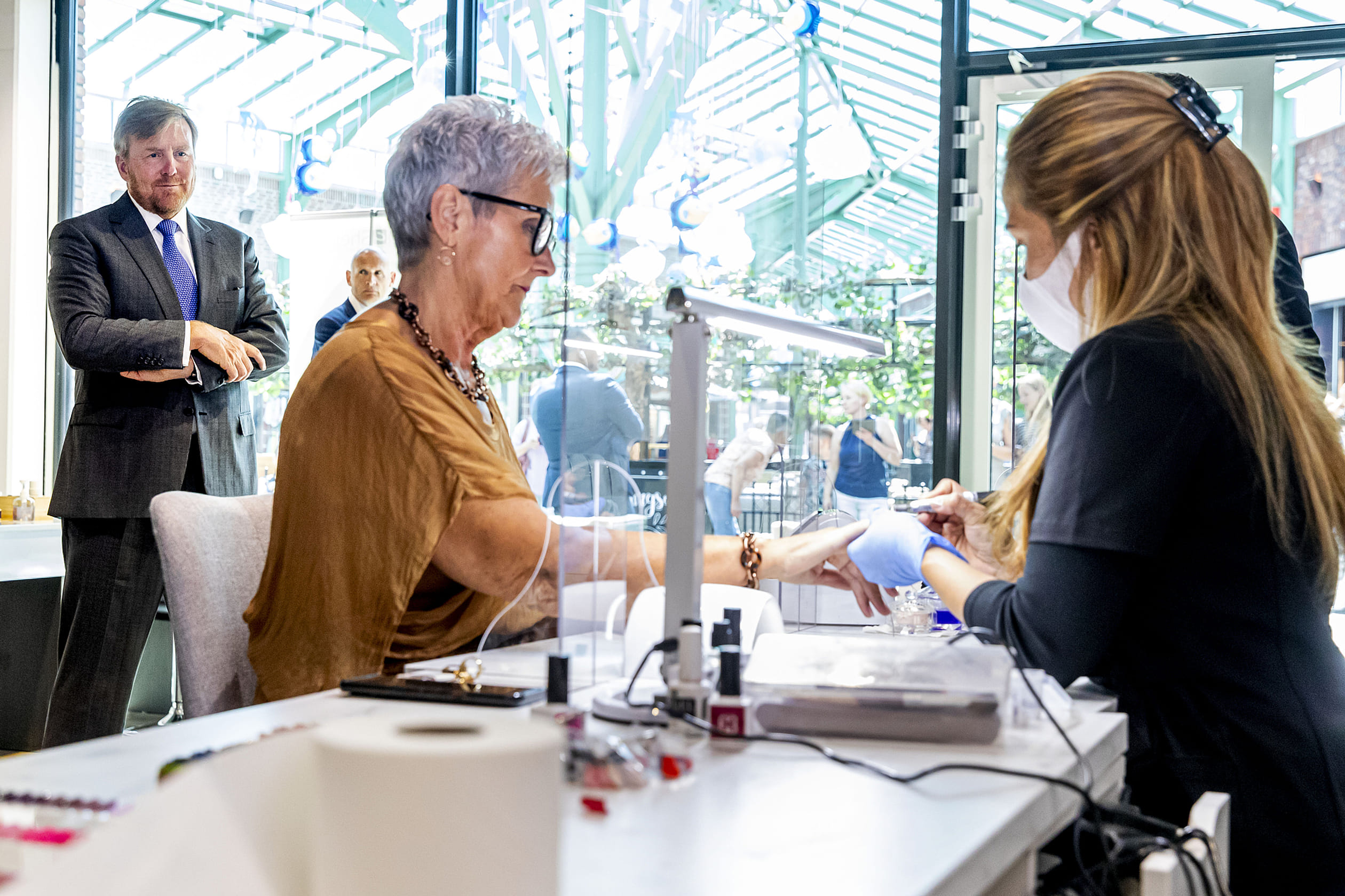Koning_bezoekt_nagelsalon_in_Stein.jpg