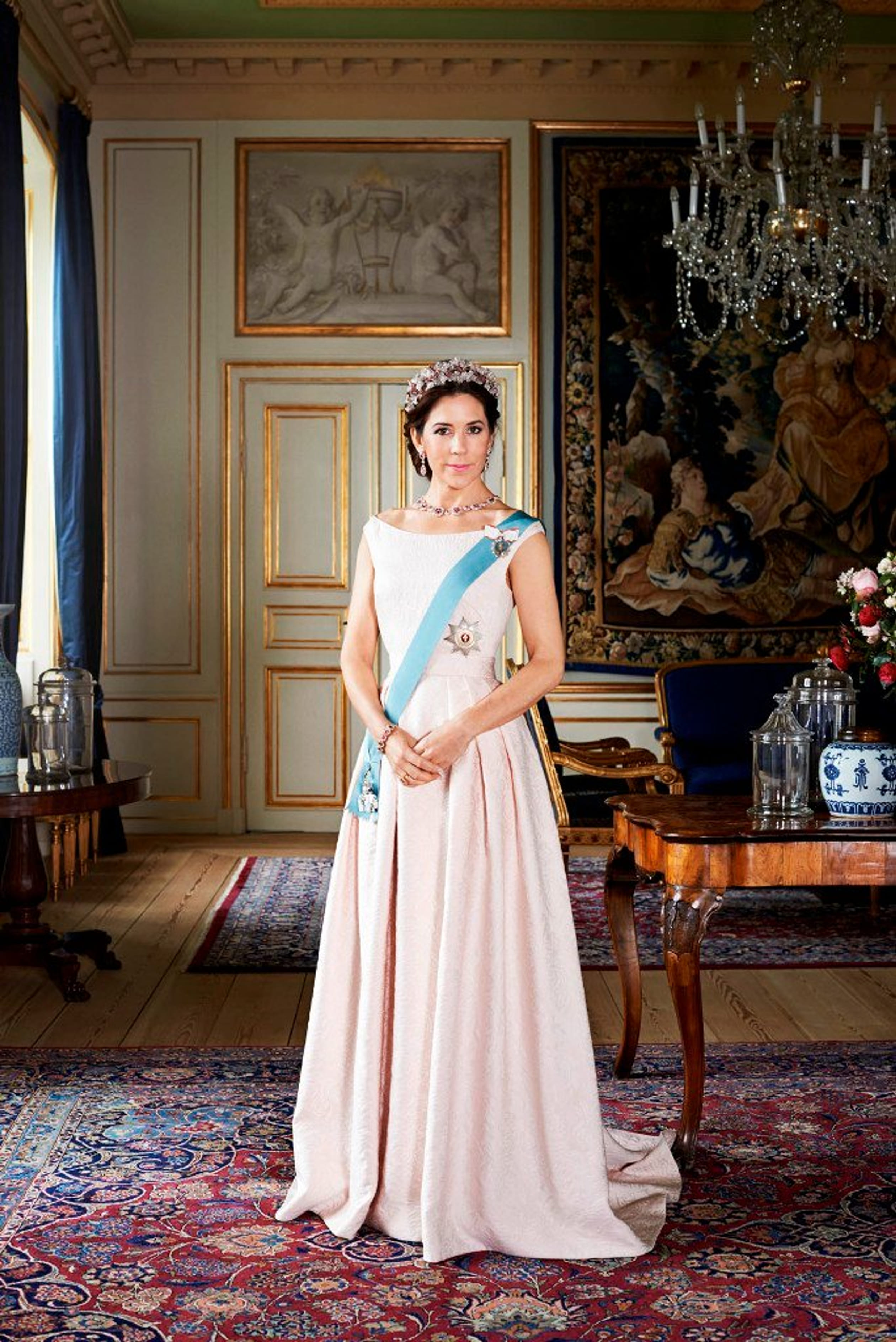 Mary in de roze jurk op haar officiële portret in 2015.