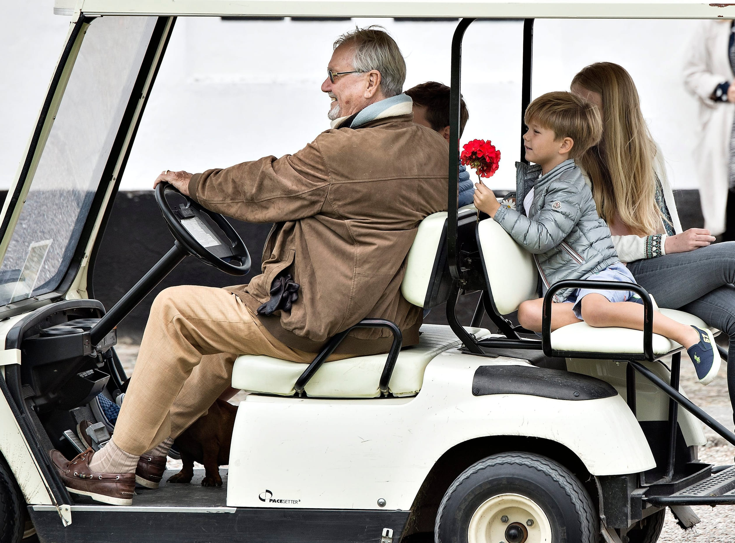 Henrik_met_kleinkinderen_in_golfkarretje.jpg