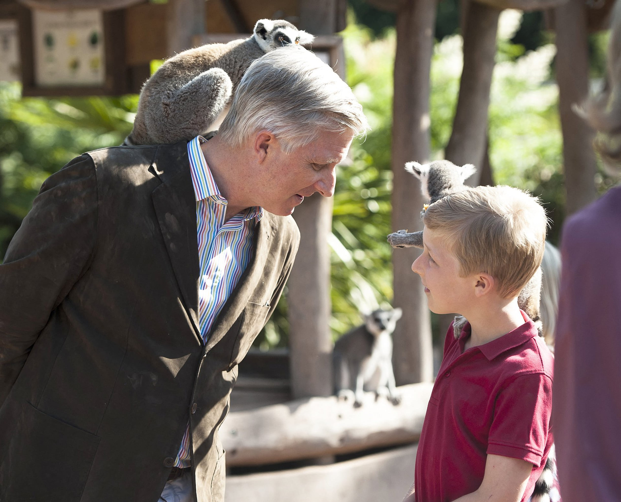 Een foto uit 2015 waar koning Filip en Emmanuel een aapje op hun schouder hebben.