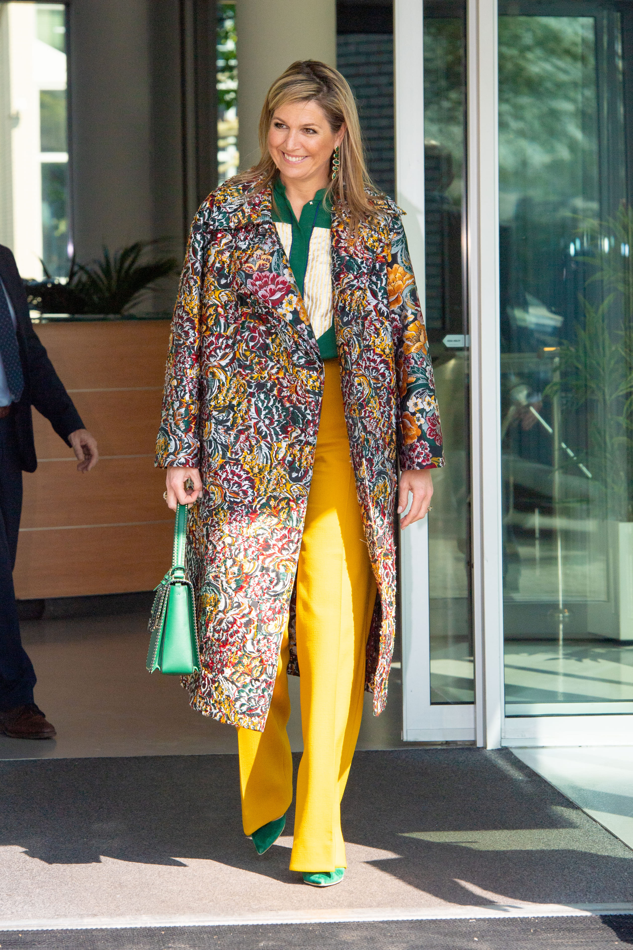 Koningin Maxima bracht op 16 april een werkbezoek aan technologiebedrijf Demcon. Haar jas is van