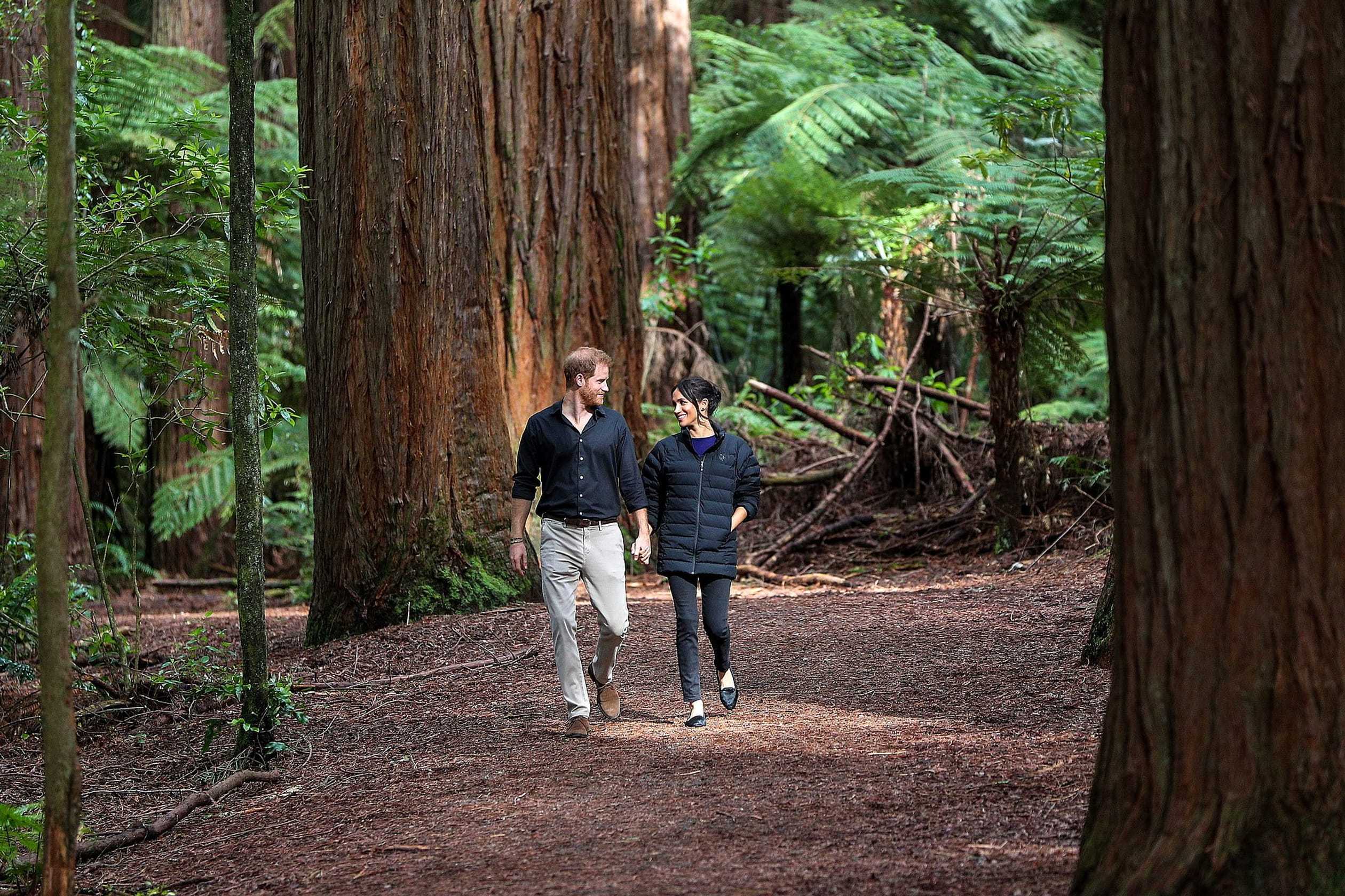 Meghan draagt Harry's jas tijdens een romantische wandeling in Fiji.
