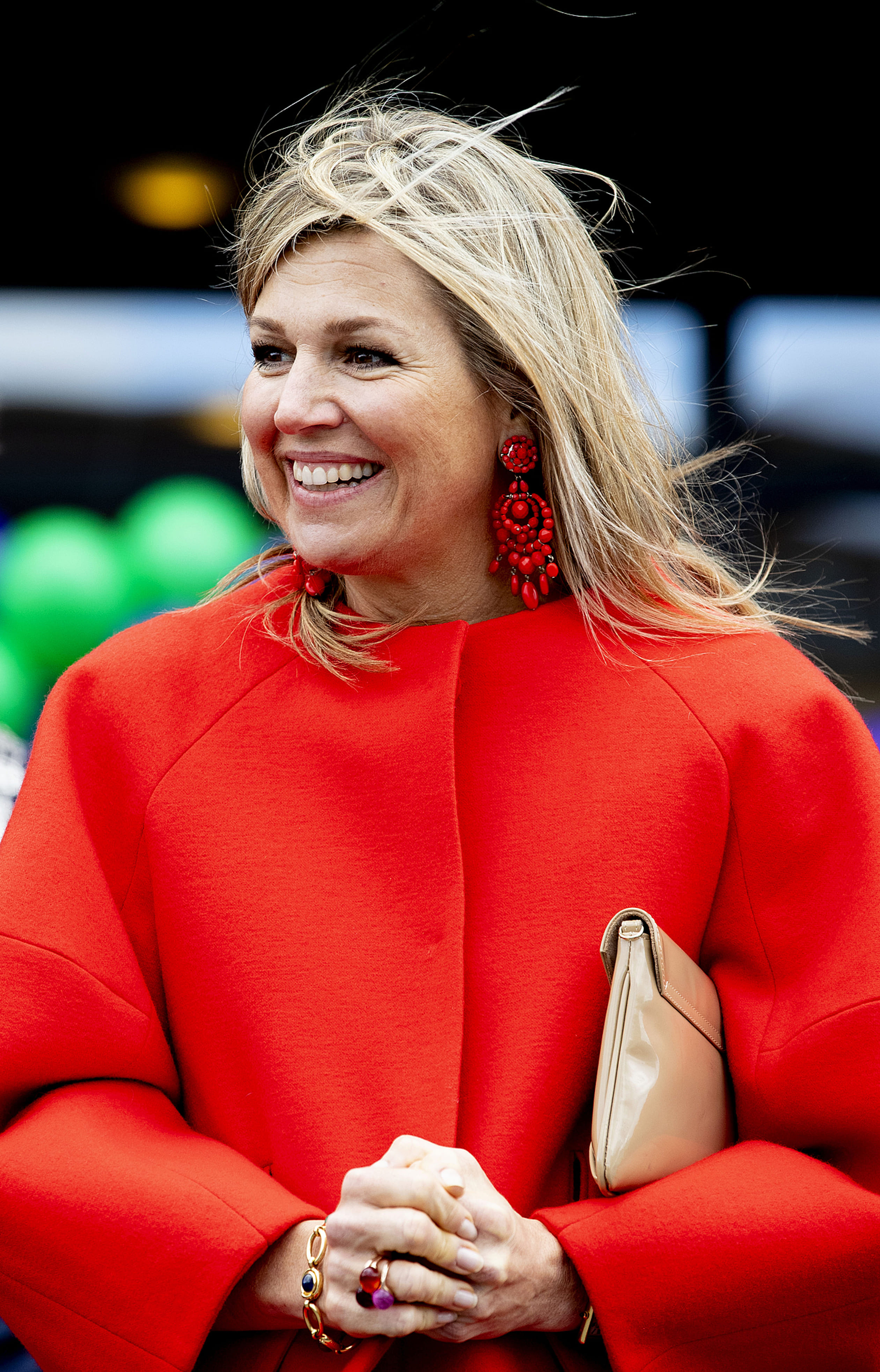 De rode mantel die koningin Máxima draagt bij de opening van het Week van het geld is van het