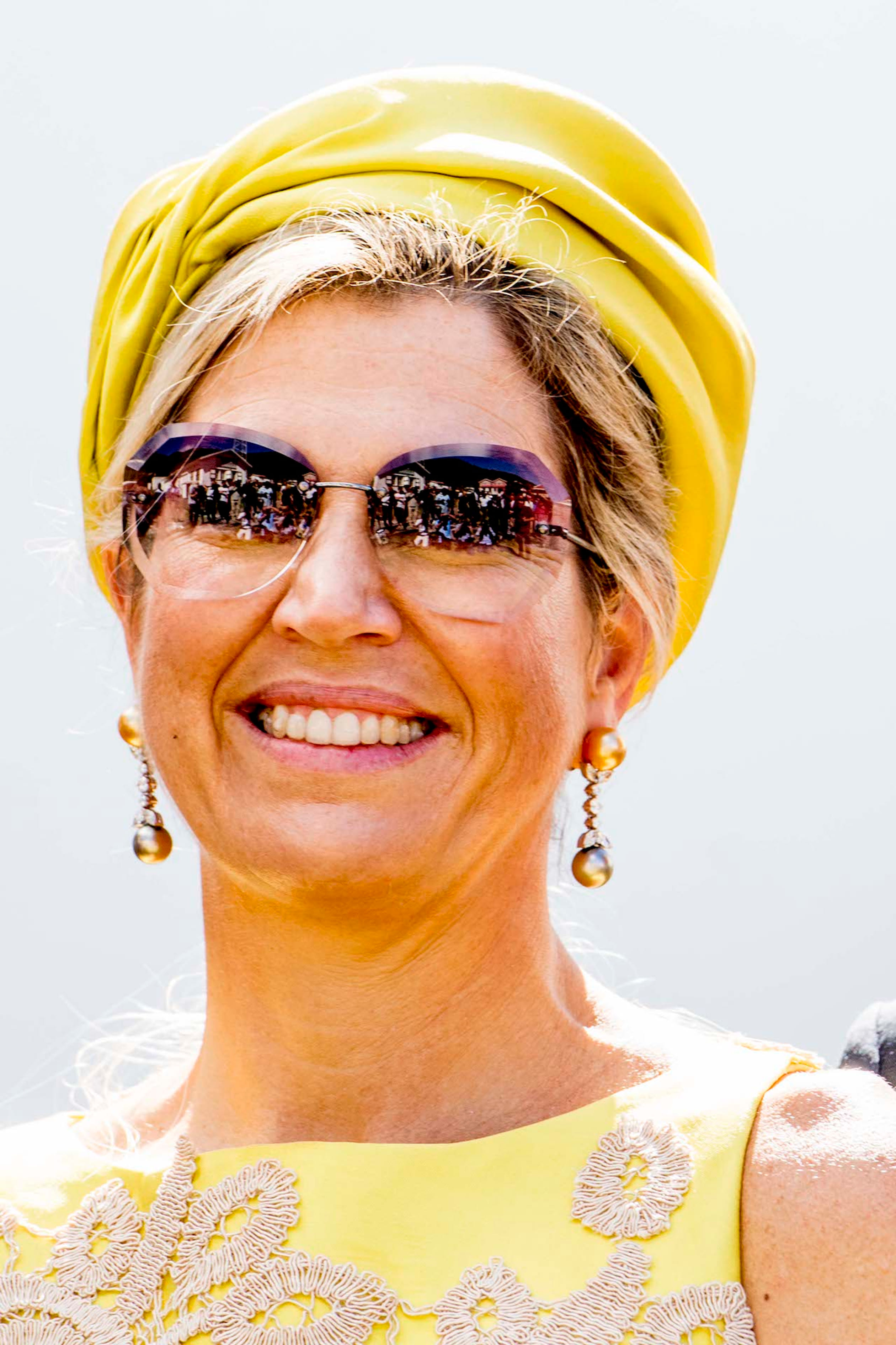 koningin_Maxima_geel_zonnebril.jpg