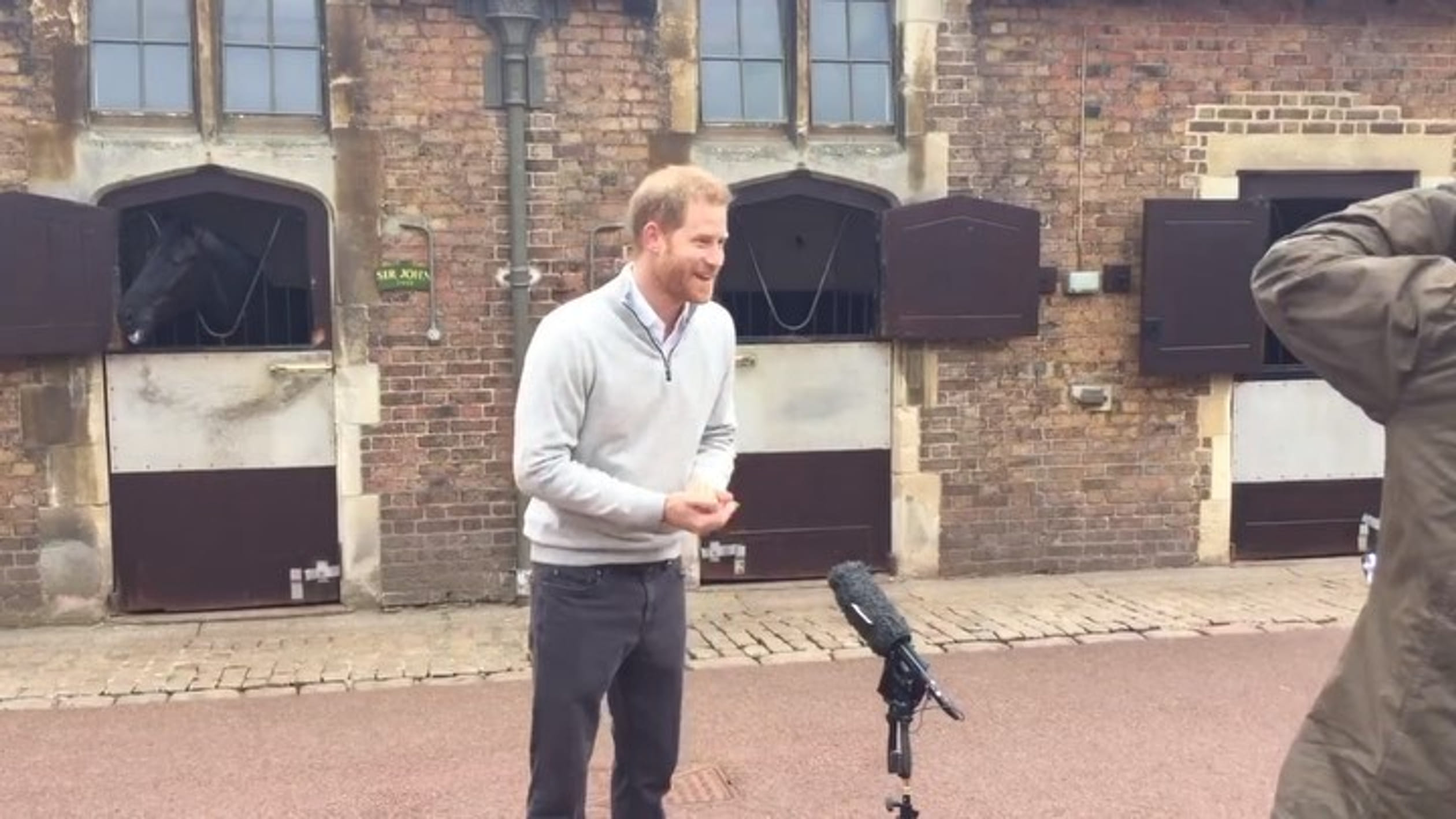 Harry vertelt over de geboorte van zijn zoon aan de pers, een trotse vader.