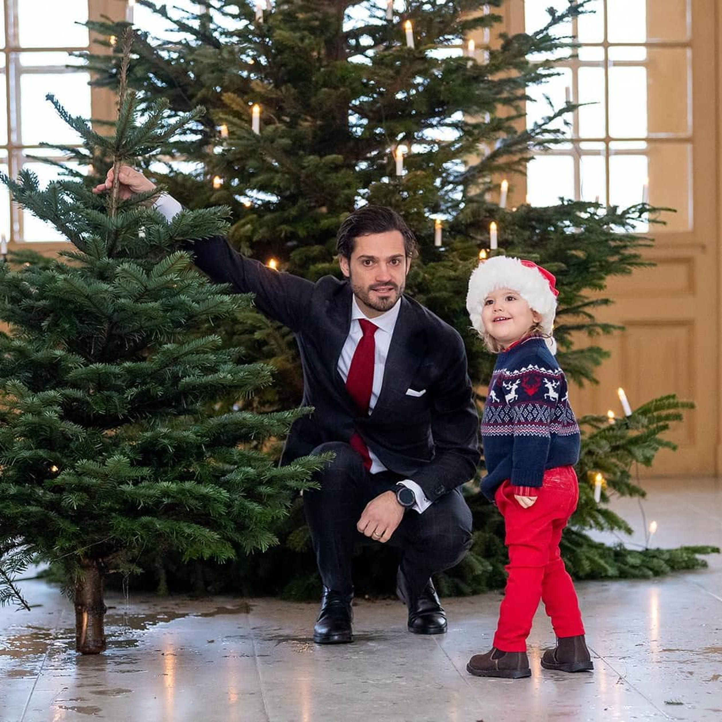 Prins Alexander steelt de show met zijn kerstmuts tijdens het in ontvangst nemen van de