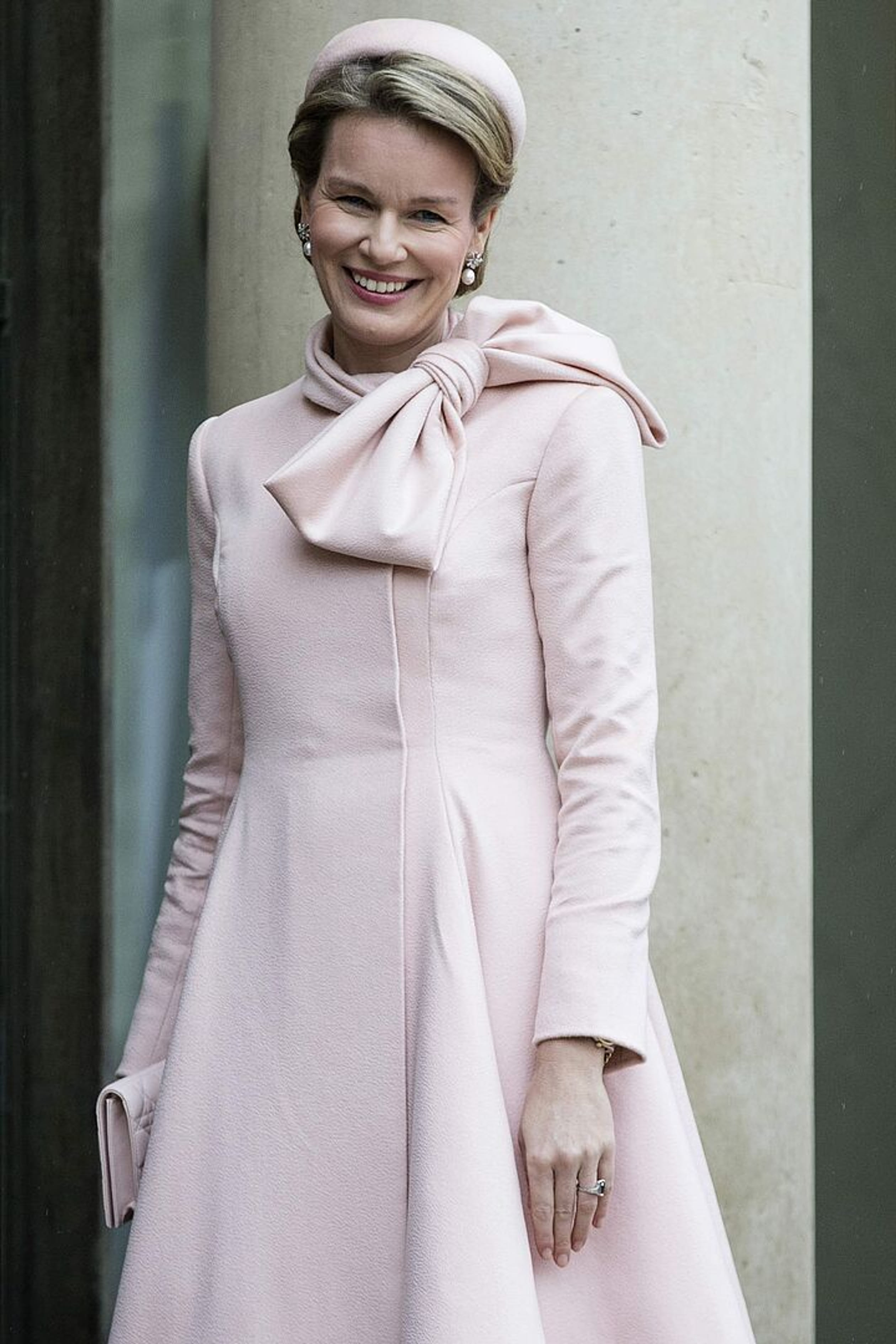 Tijdens het kennismakingsbezoek aan Frankrijk straalt koningin Mathilde in een zachtroze wijd