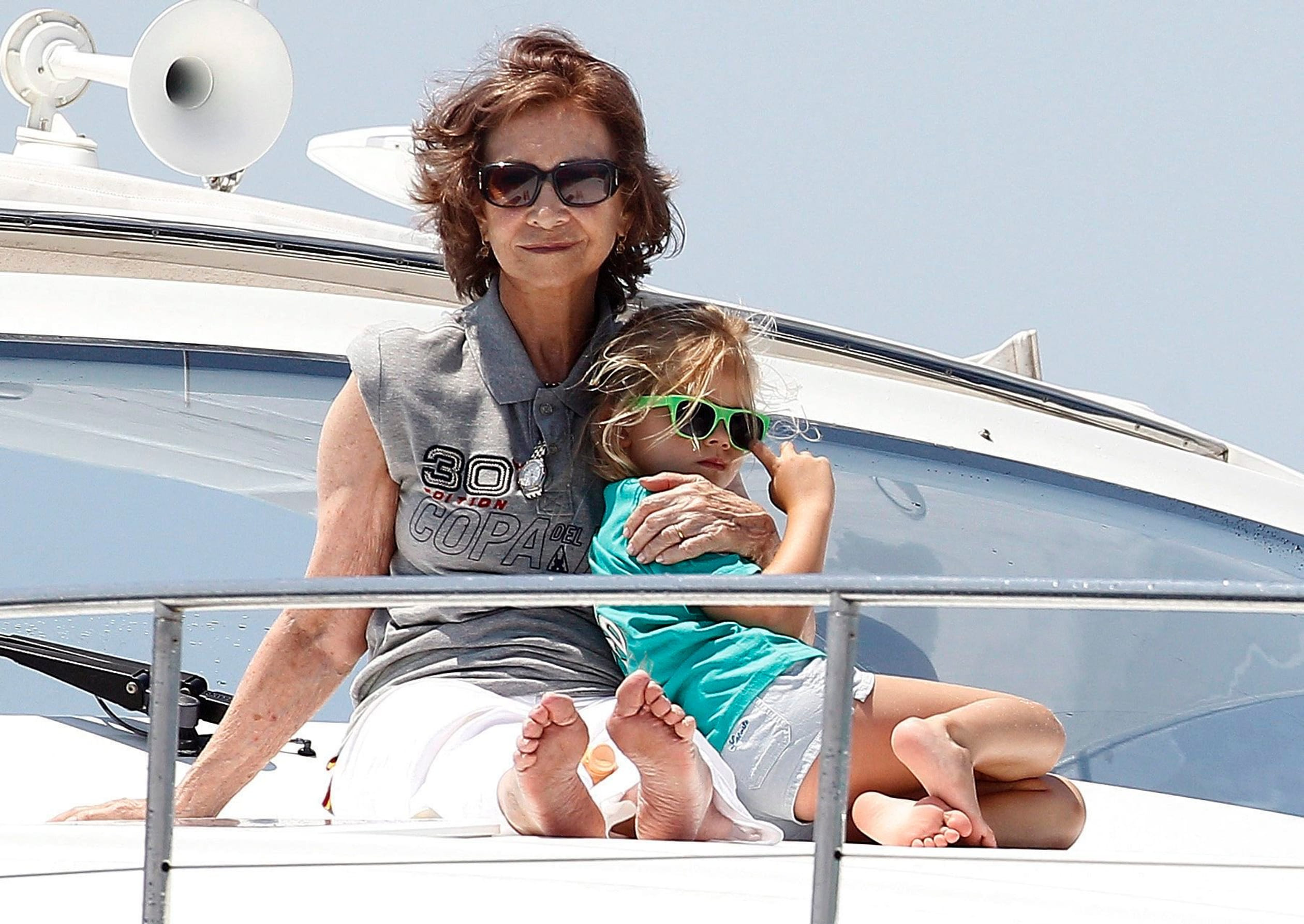 Koningin Sofia met haar kleindochter Irene (dochter van prinses Cristina en Iñaki Urdangarin), zomer