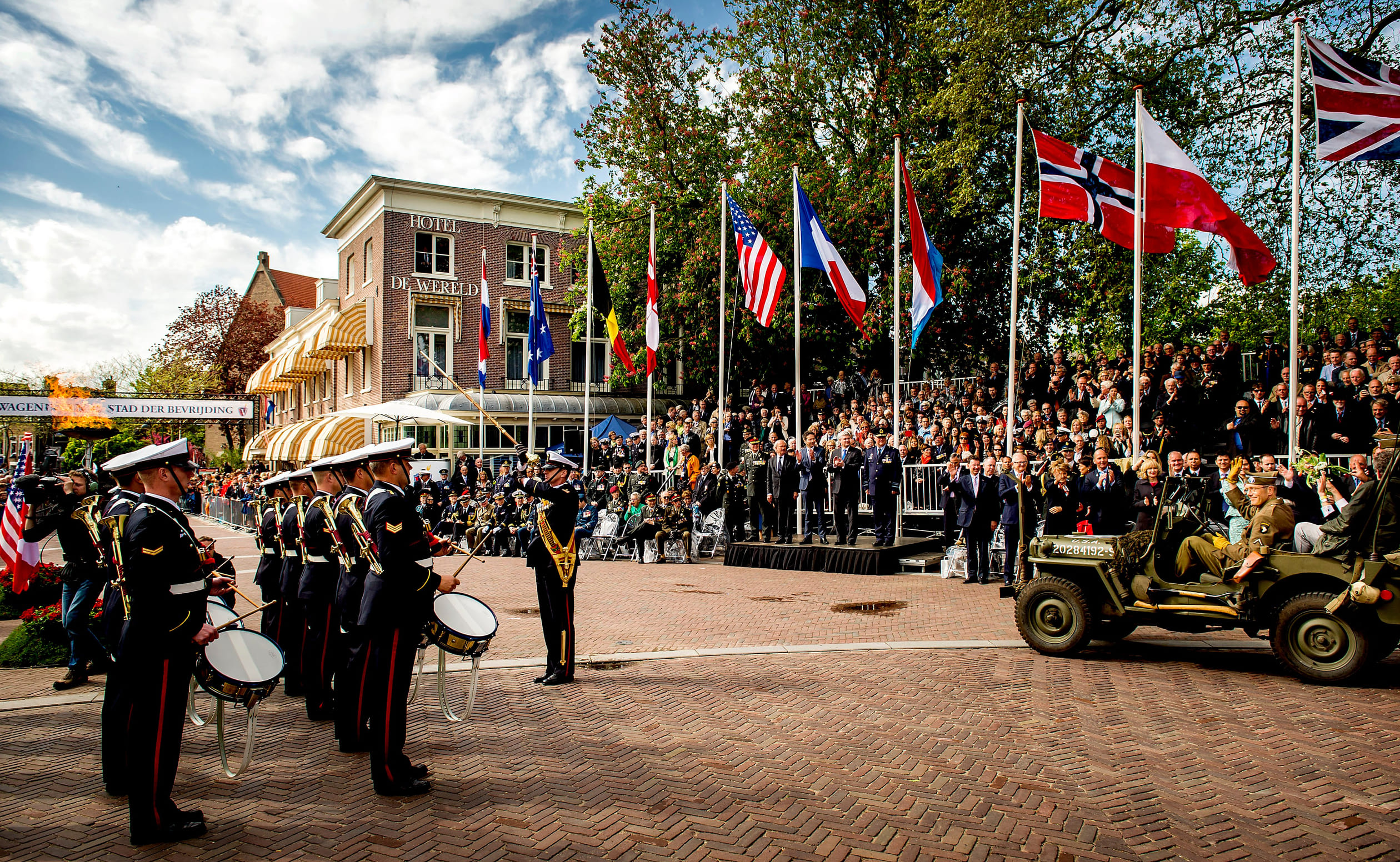 Bevrijdingsdefilé bij Hotel De Wereld in 2015.