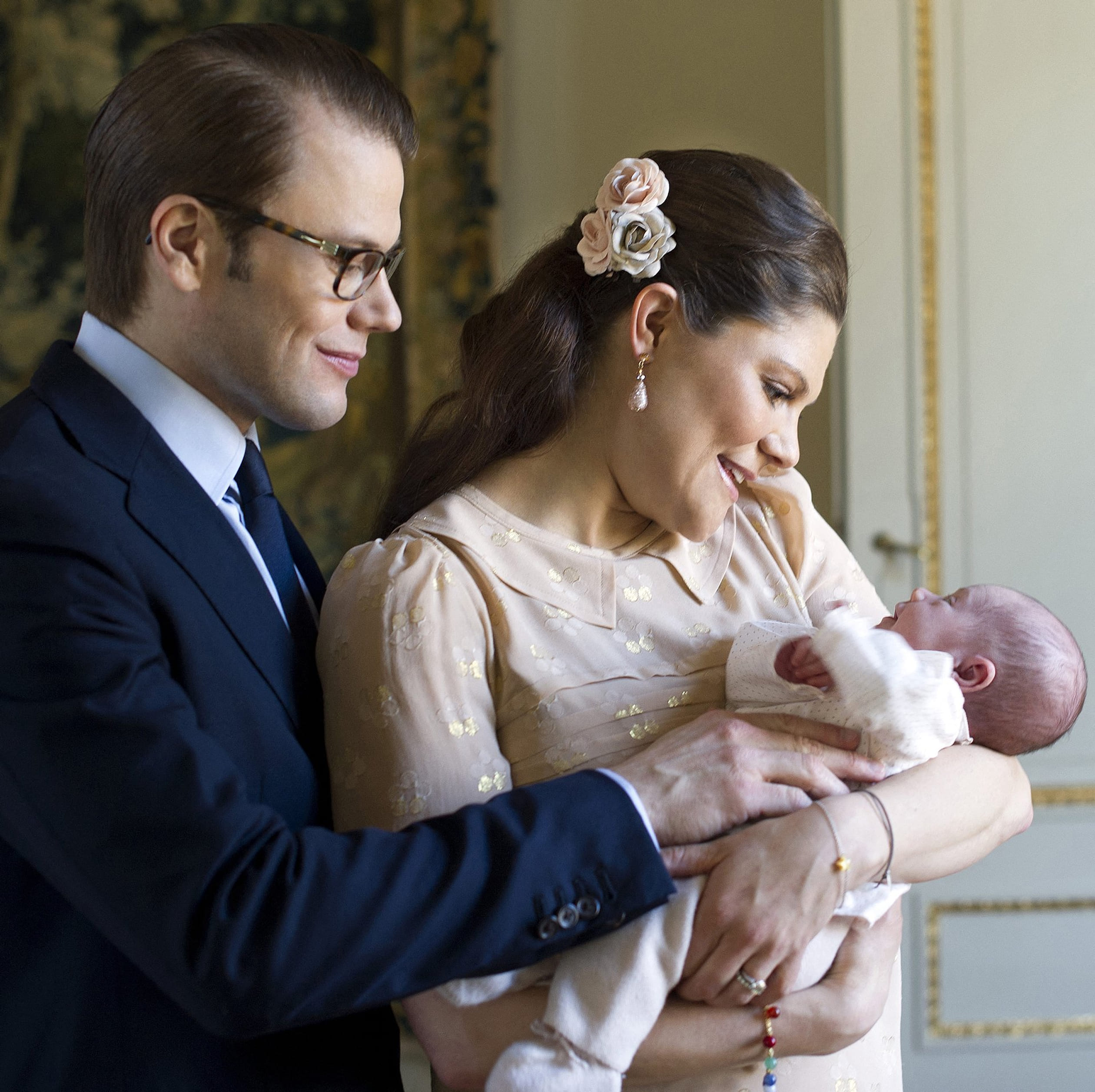 Prins_Daniel_en_kroonprinses_Victoria_met_hun_dochter.jpg