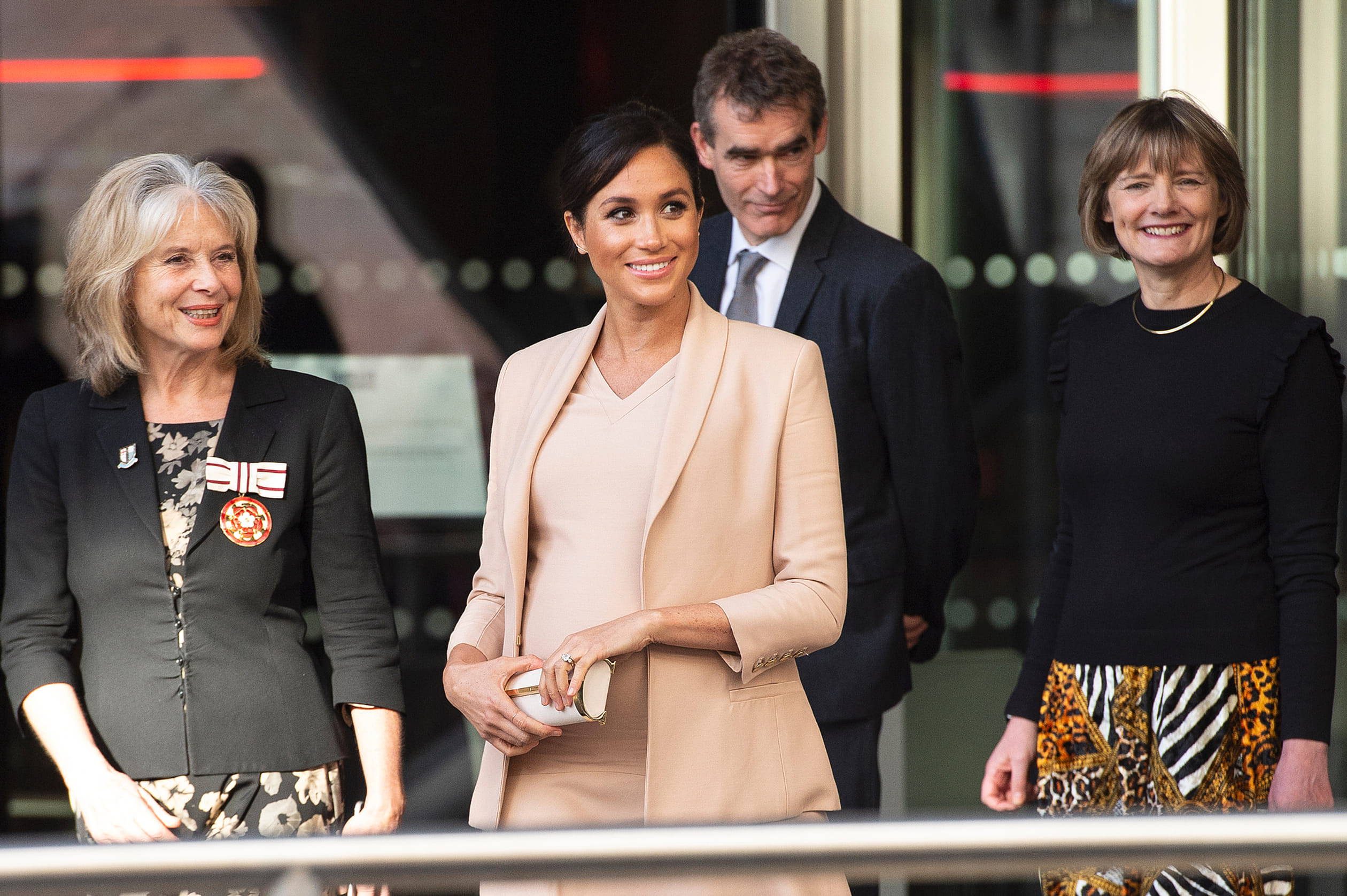 Meghan-zwanger-straalt.jpg