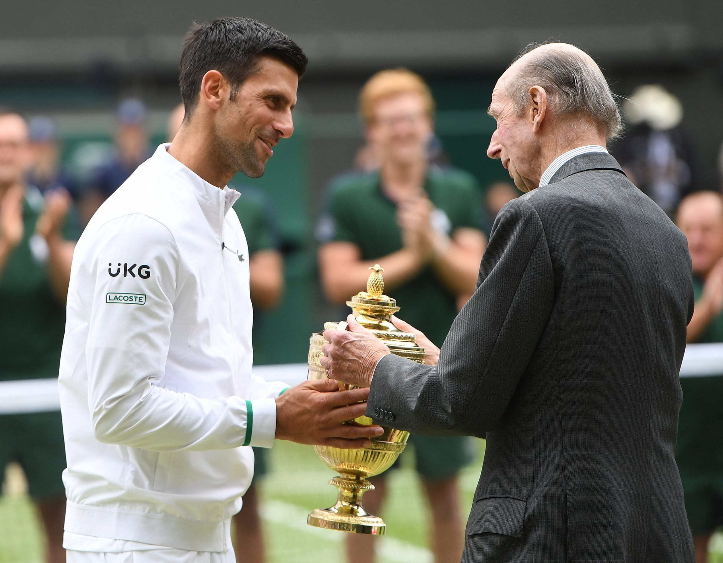 Edward_overhandigt_beker_aan_Djokovic.jpg