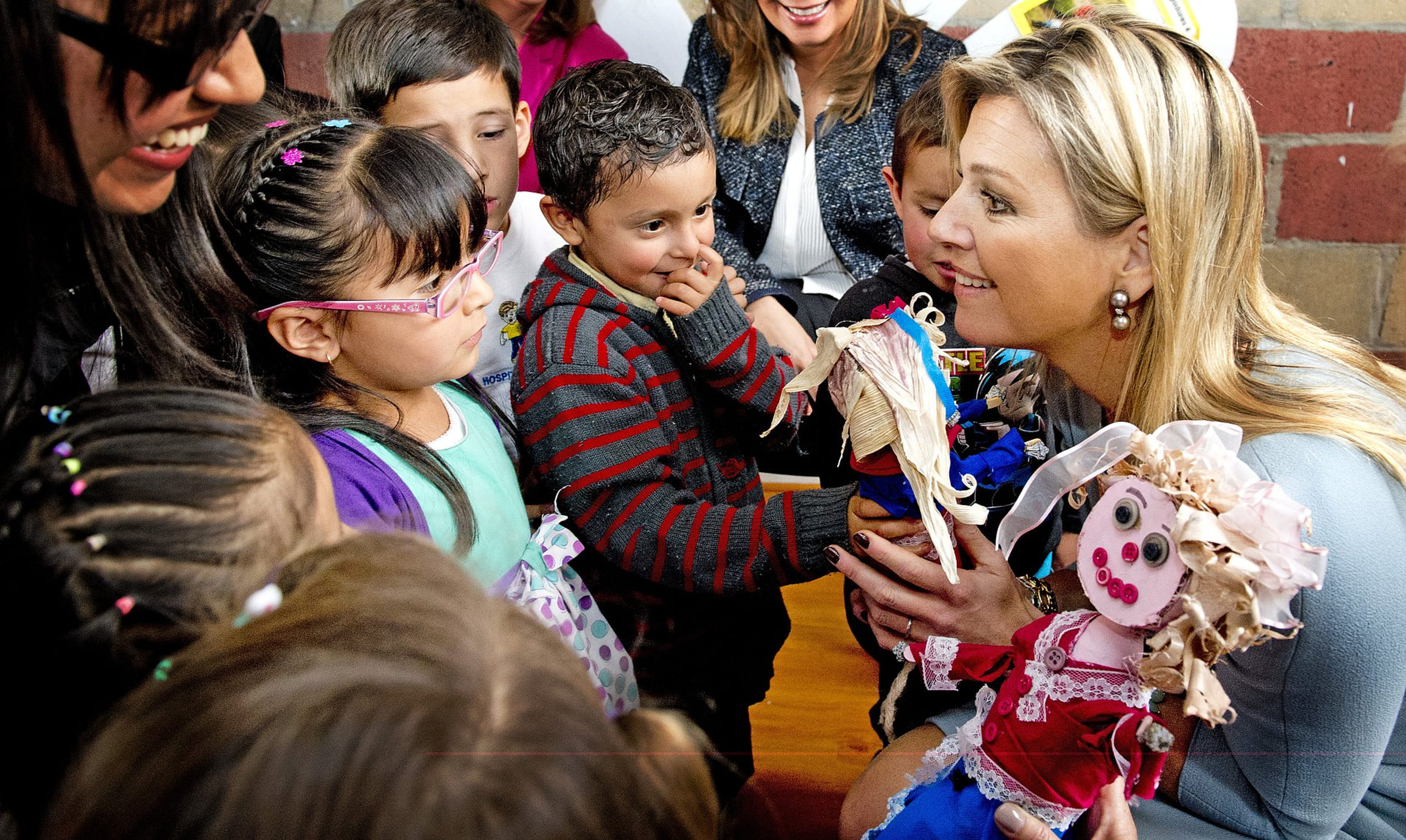 Hetzelfde jaar reist Máxima af naar Colombia. Deze foto is gemaakt bij een kinderdagverblijf in