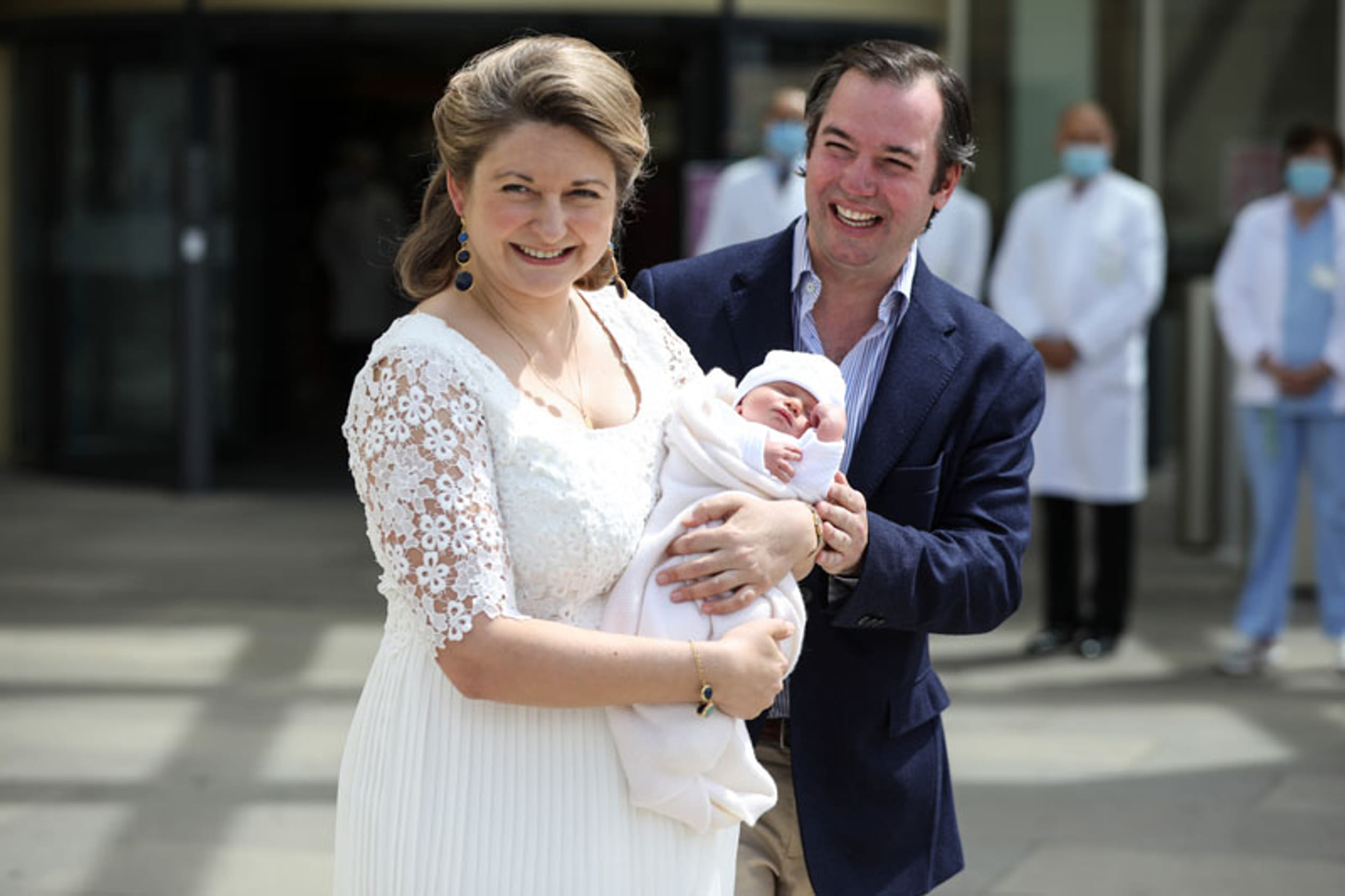 Stephanie_en_baby_Charles_verlaten_ziekenhuis_7.jpg