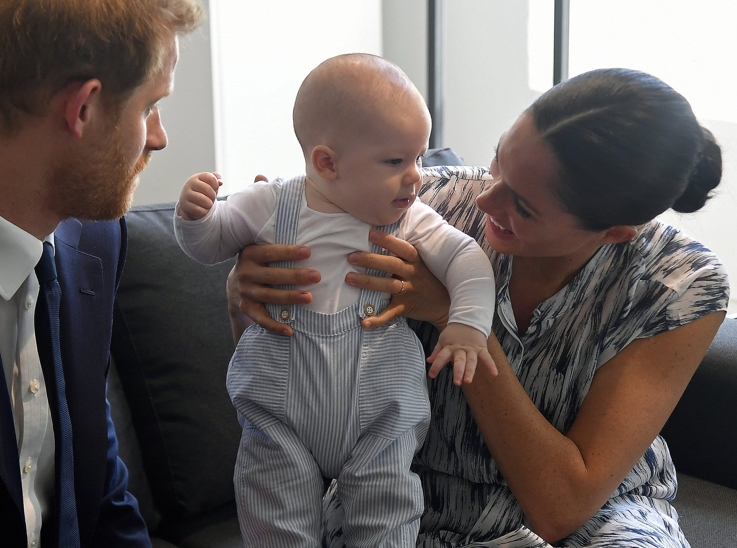 Meghan_houdt_Archie_vast_die_staat.jpg