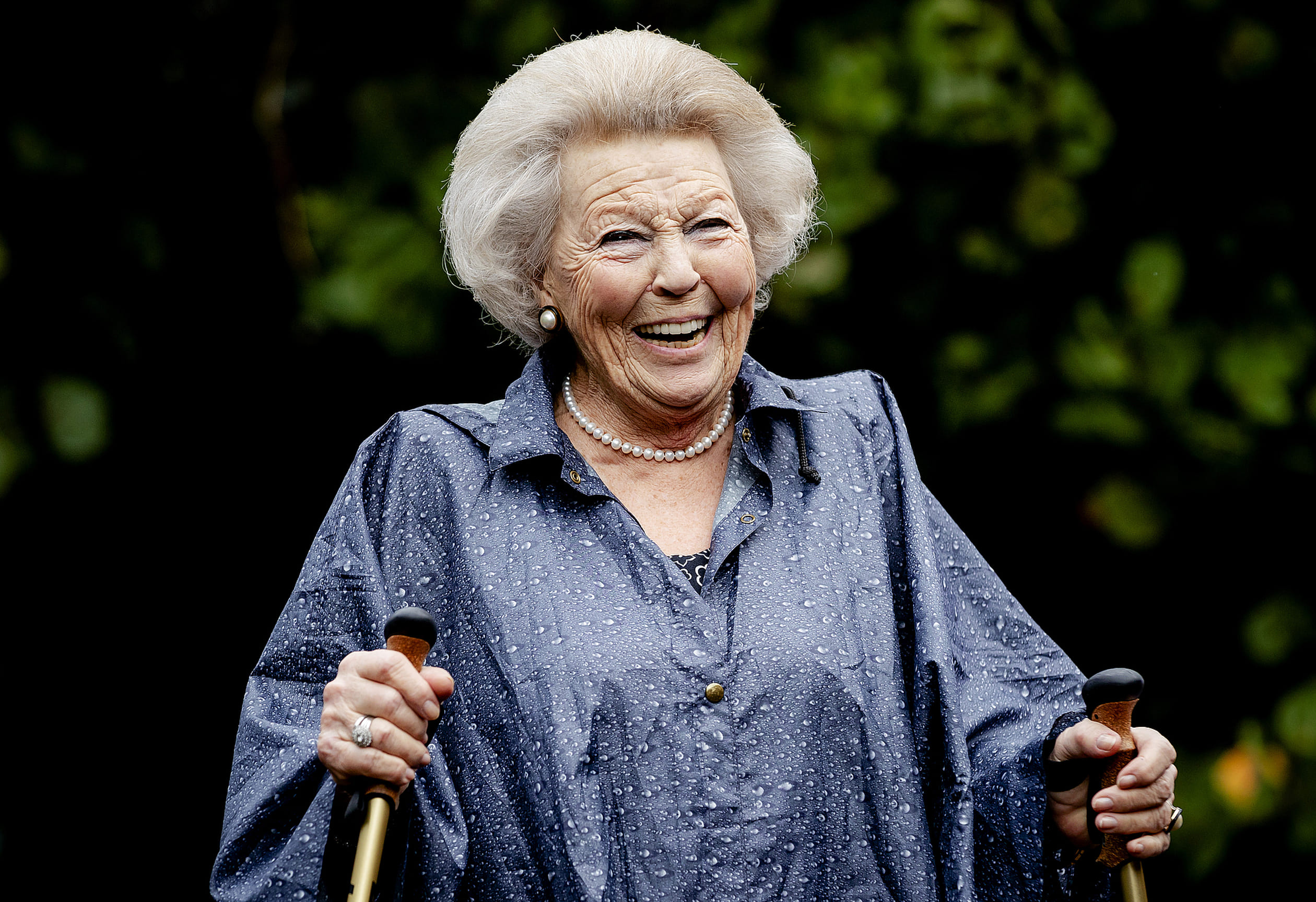 Prinses Beatrix aan de wandel op Saba. Gewapend met nordic-walkingstokken opende ze een nieuw