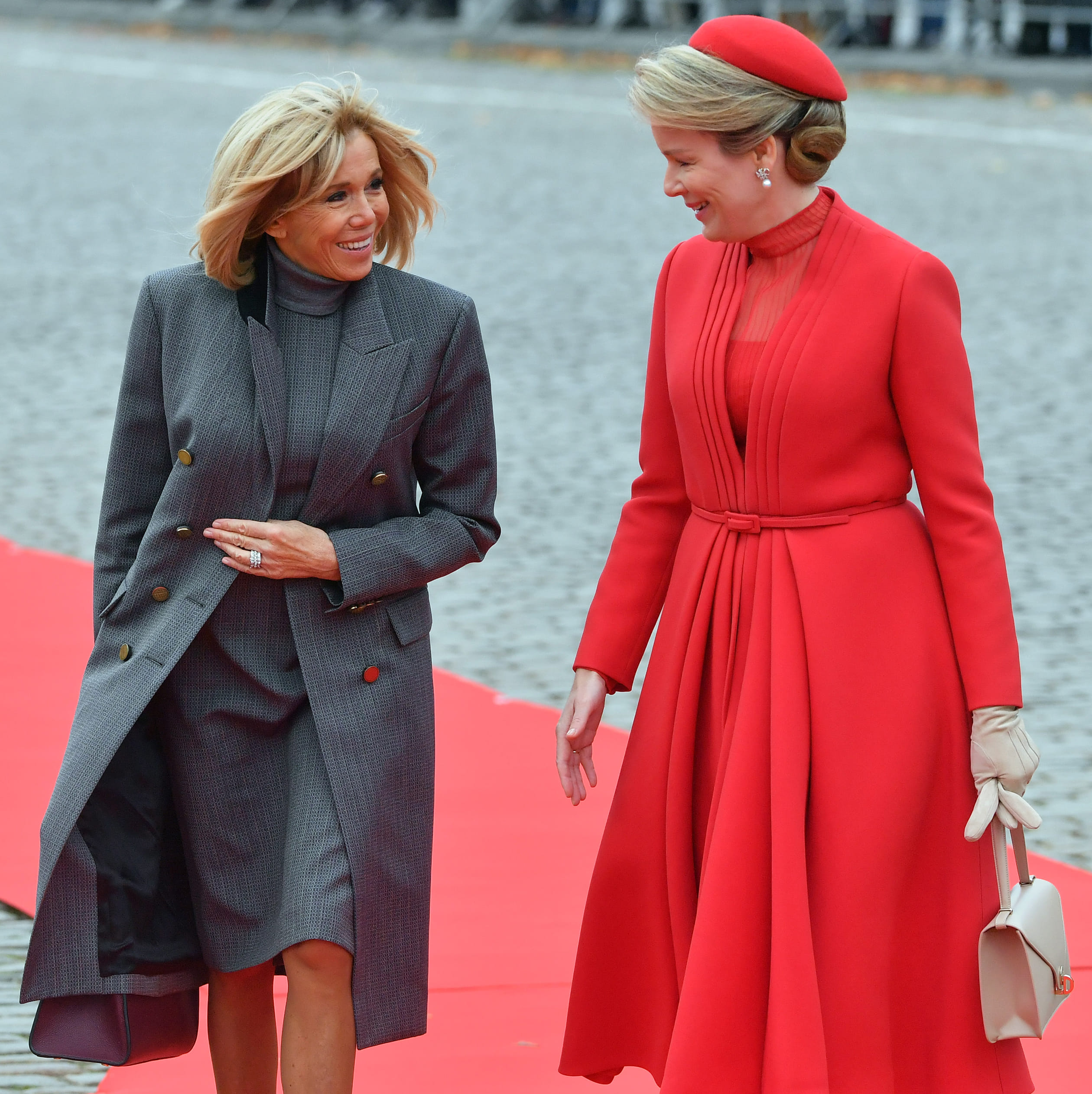 Koningin Mathilde kiest voor de officiële ontvangst van het Franse presidentspaar Macron voor een