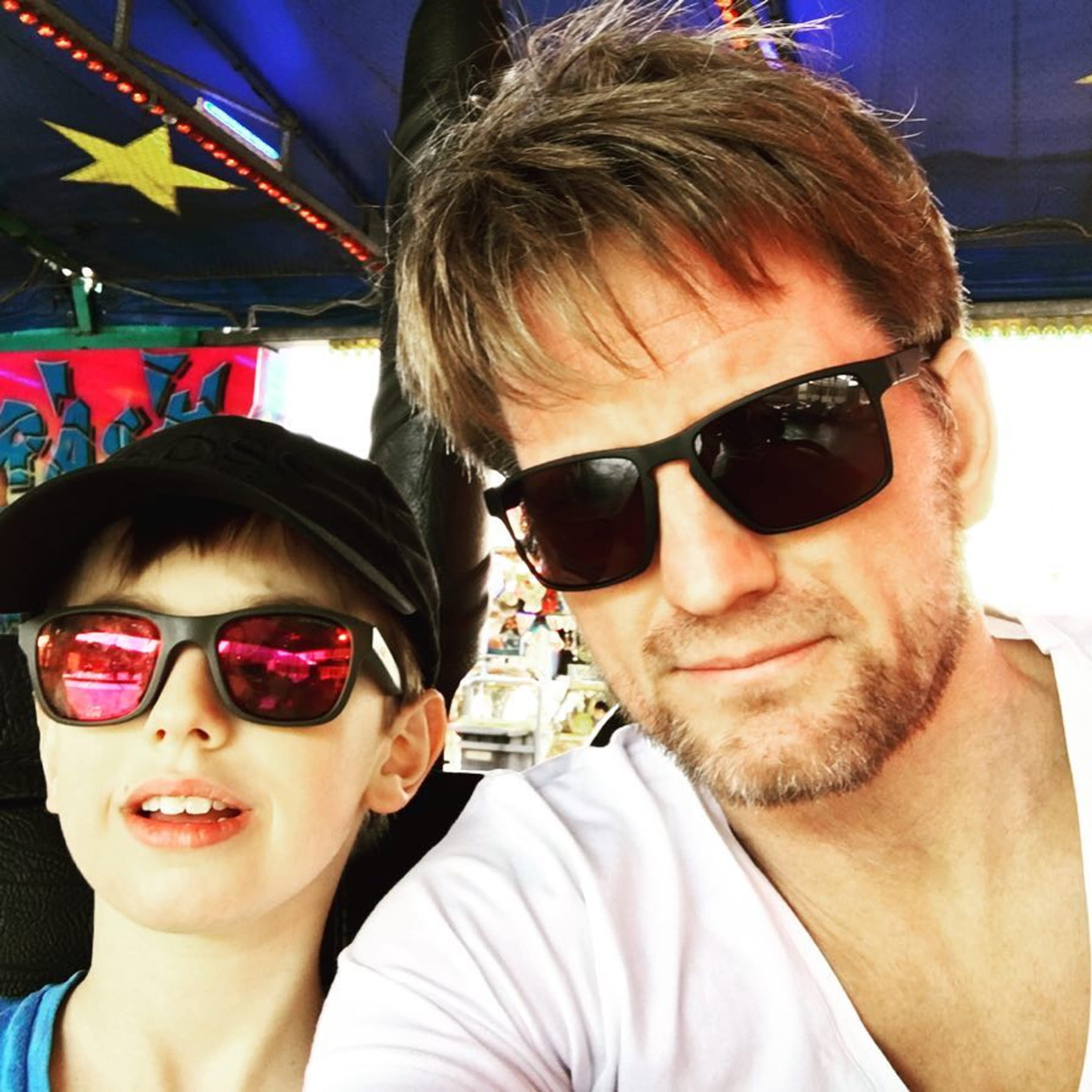 Pieter-Christiaan met zoon Pieter op de kermis in Noordwijk.