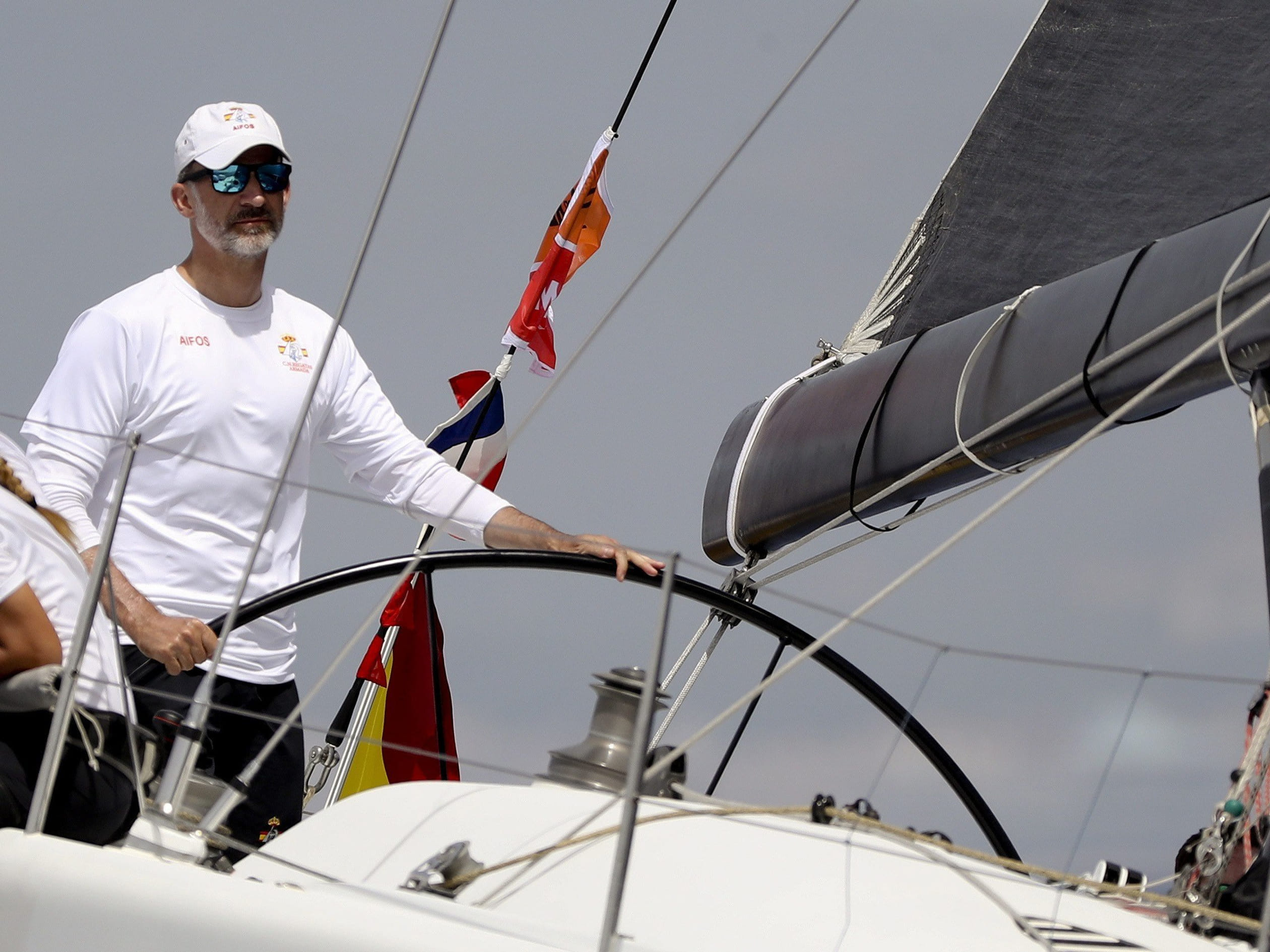 Koning Felipe tijdens de Koningscup zeilen, zomer 2017.