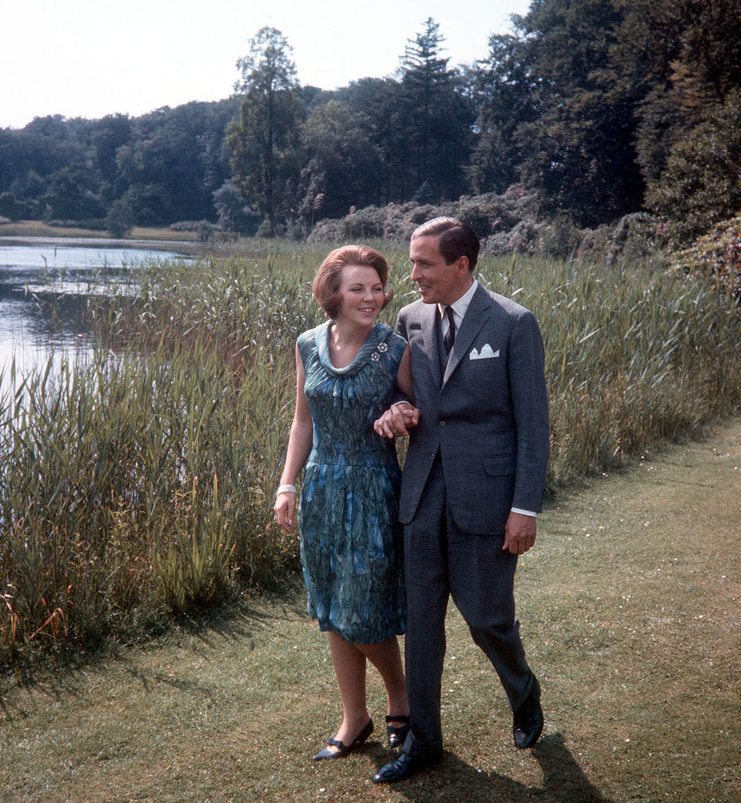 Prinses Beatrix en Claus von Amsberg maken na de aankondiging van hun verloving een wandeling in de