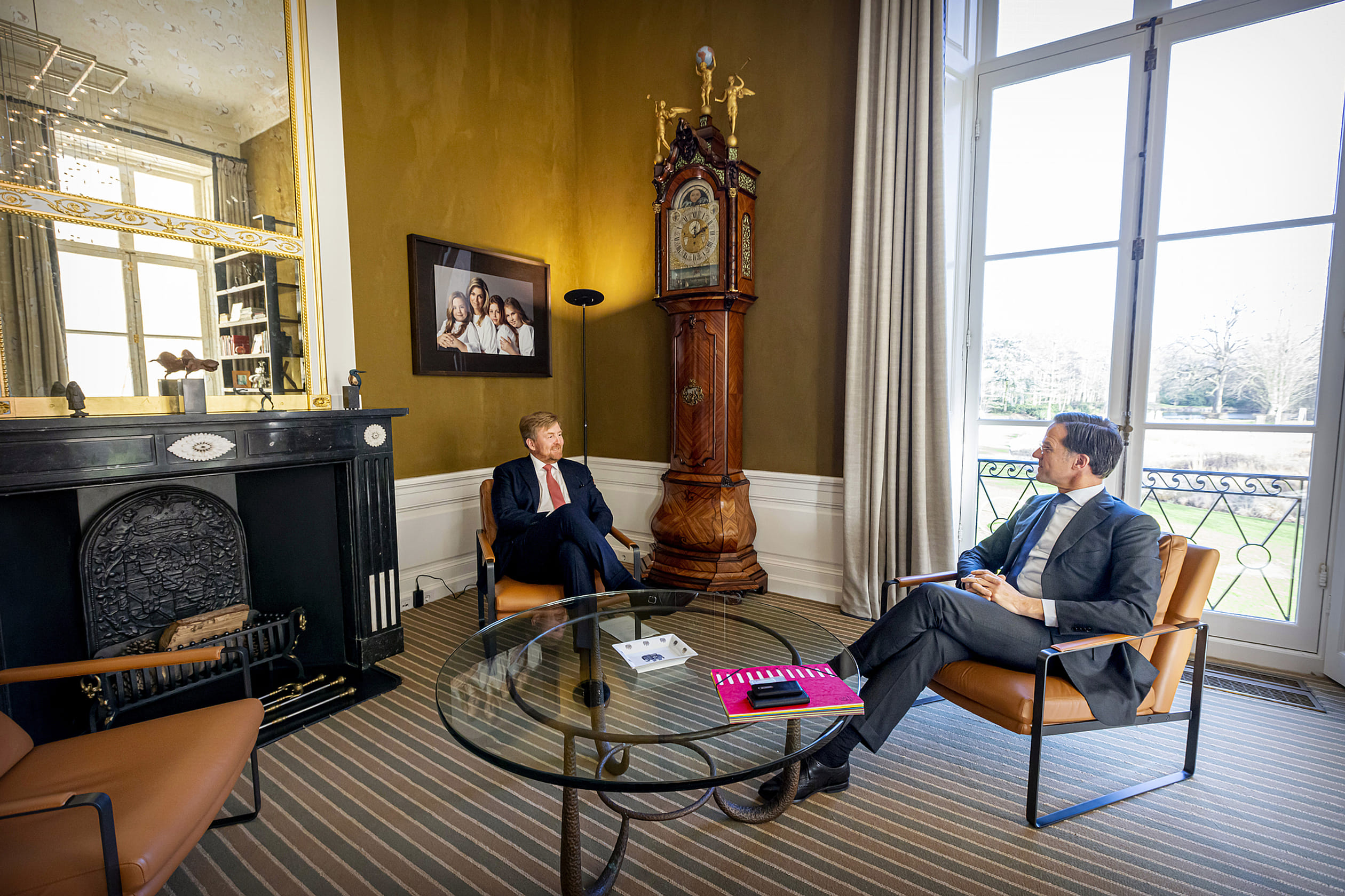 Koning_in_gesprek_met_Rutte.jpg