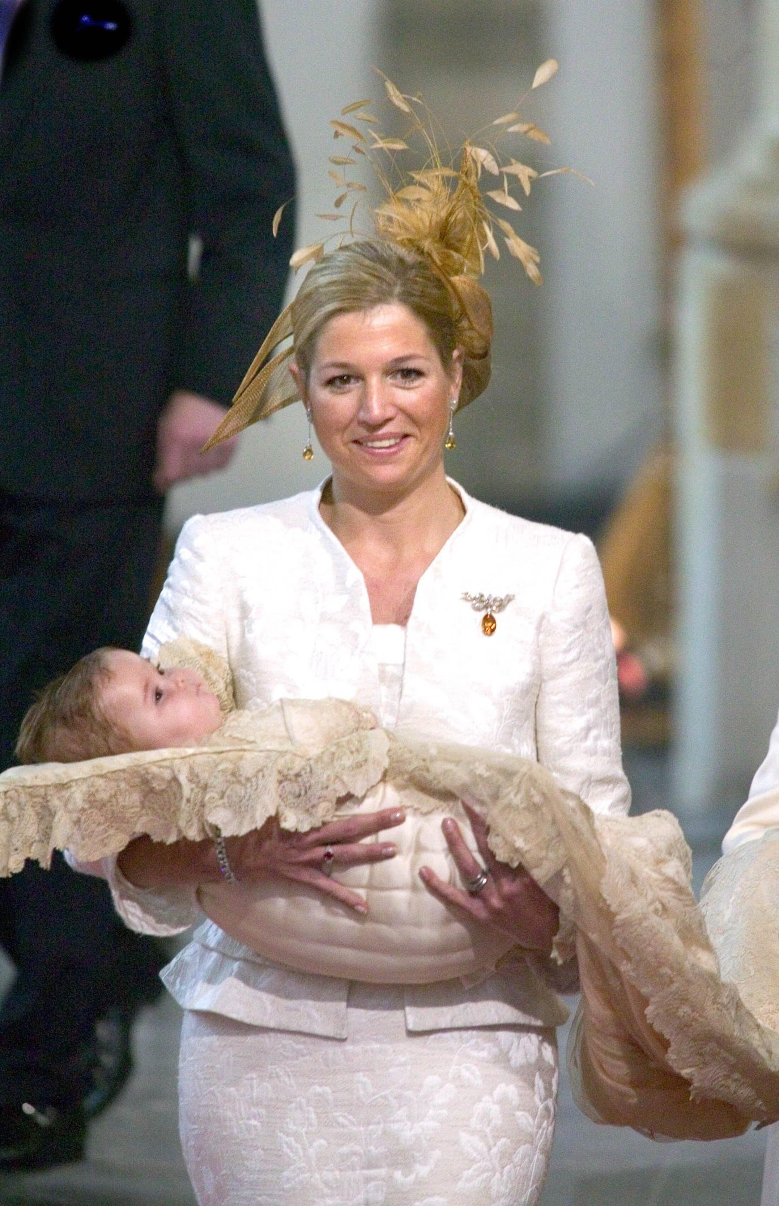 Máxima met haar oudste dochter tijdens de doopplechtigheid in de Grote of St. Jacobskerk in Den