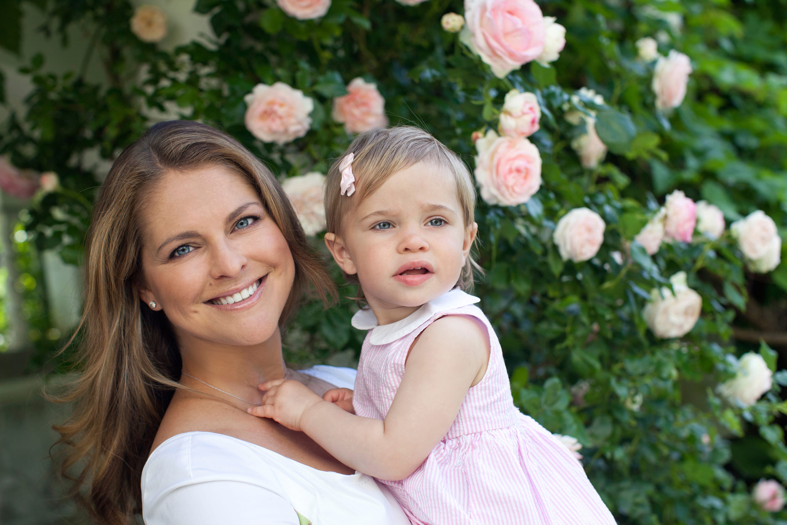 Madeleine en Leonore in de tuin van Slot Solliden, het zomerpaleis van de Zweedse koninklijke