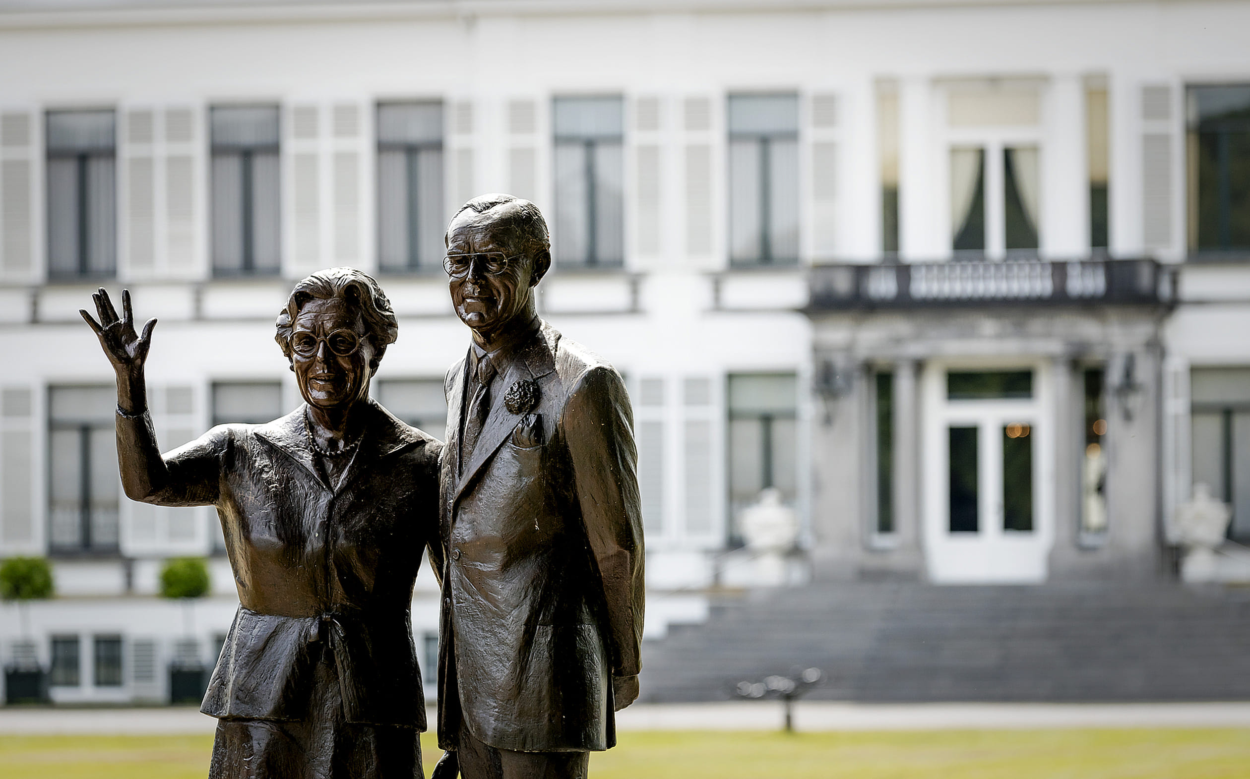 Het beeld van Juliana en Bernhard.