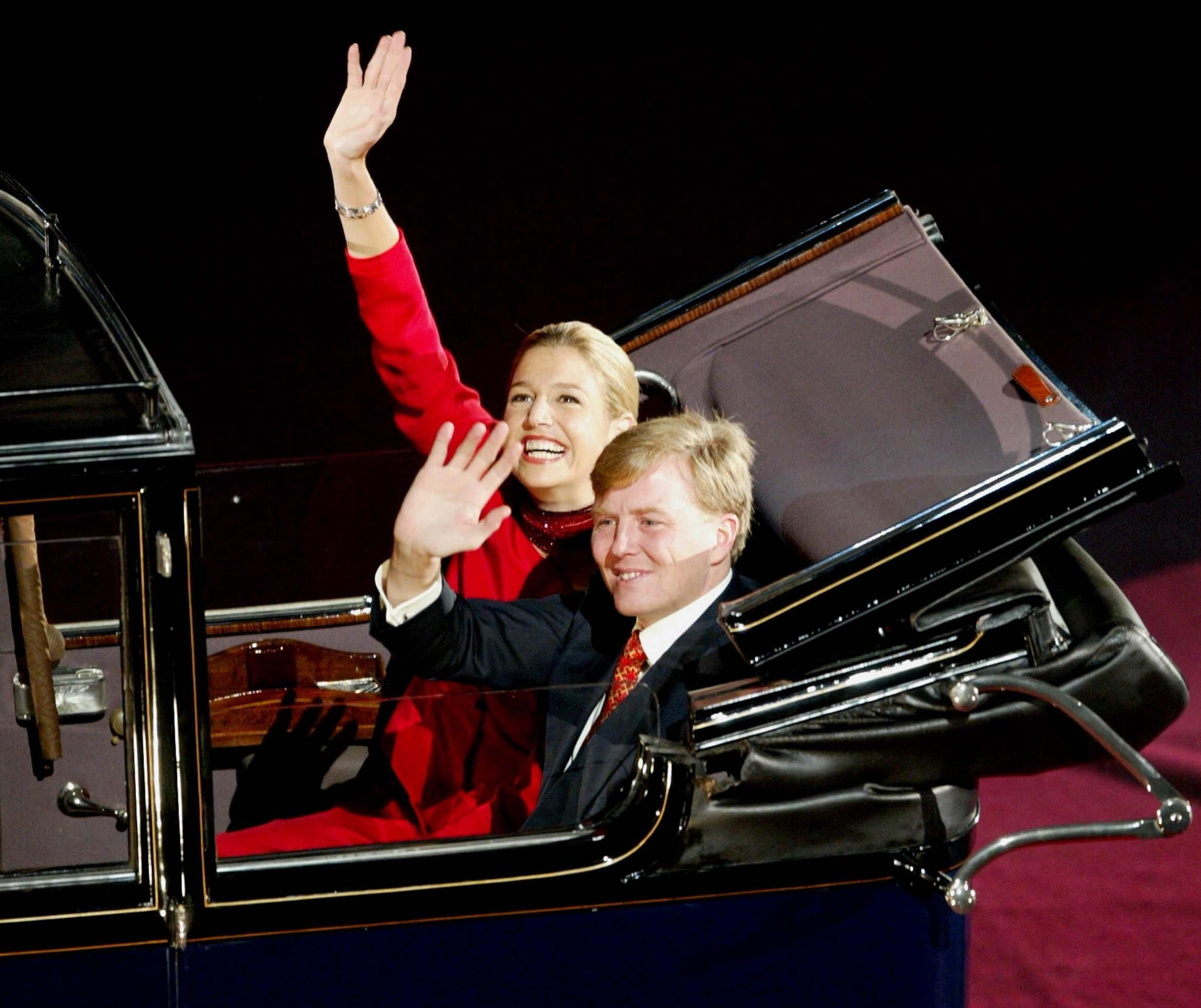 Het aanstaande bruidspaar arriveert in een oldtimer in de Arena voor het nationale huwelijksfeest op