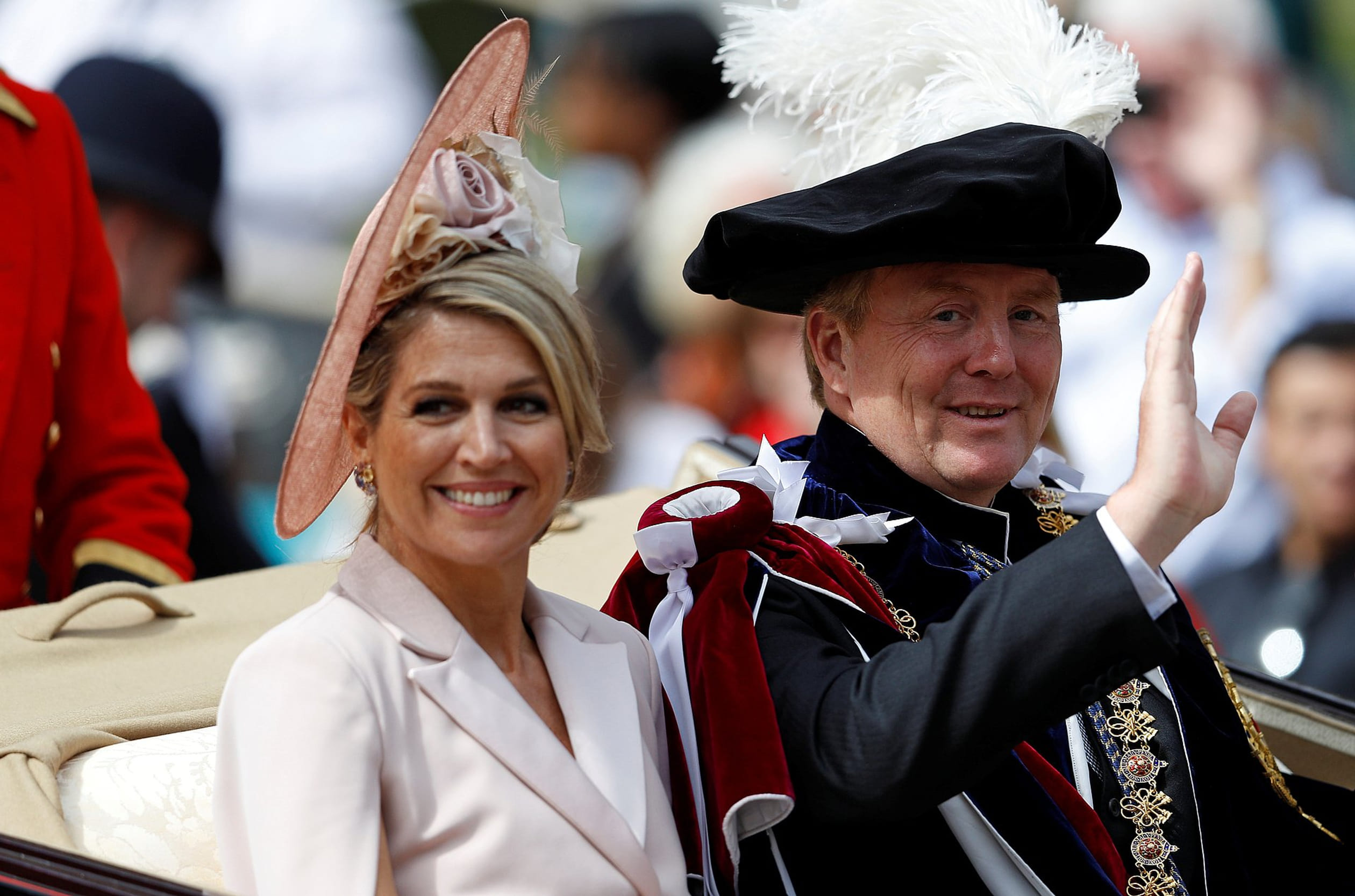 Koning_zwaait_koets_Windsor.jpg