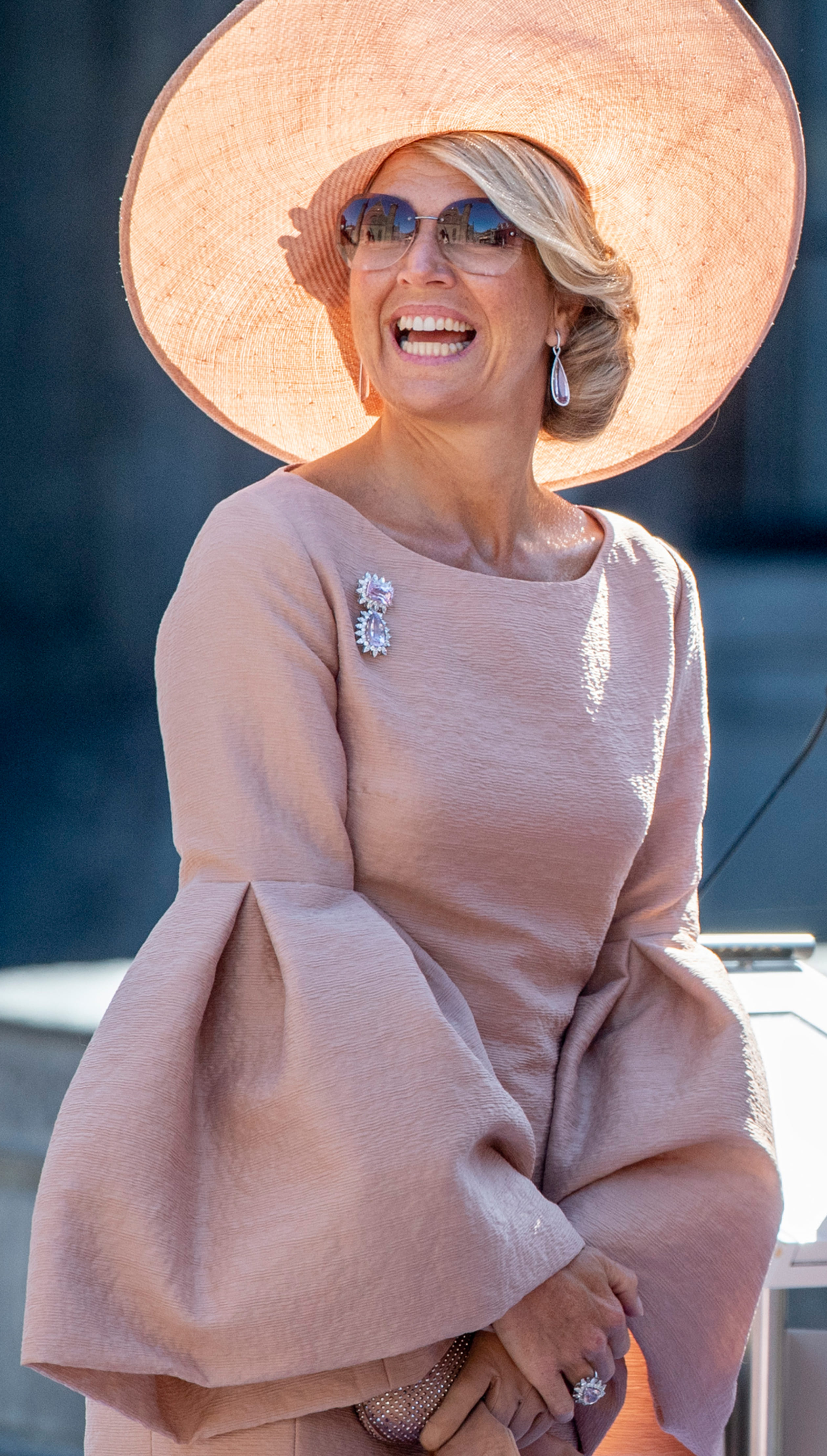 Maxima_poederroze_outfit_klokmouwen.jpg