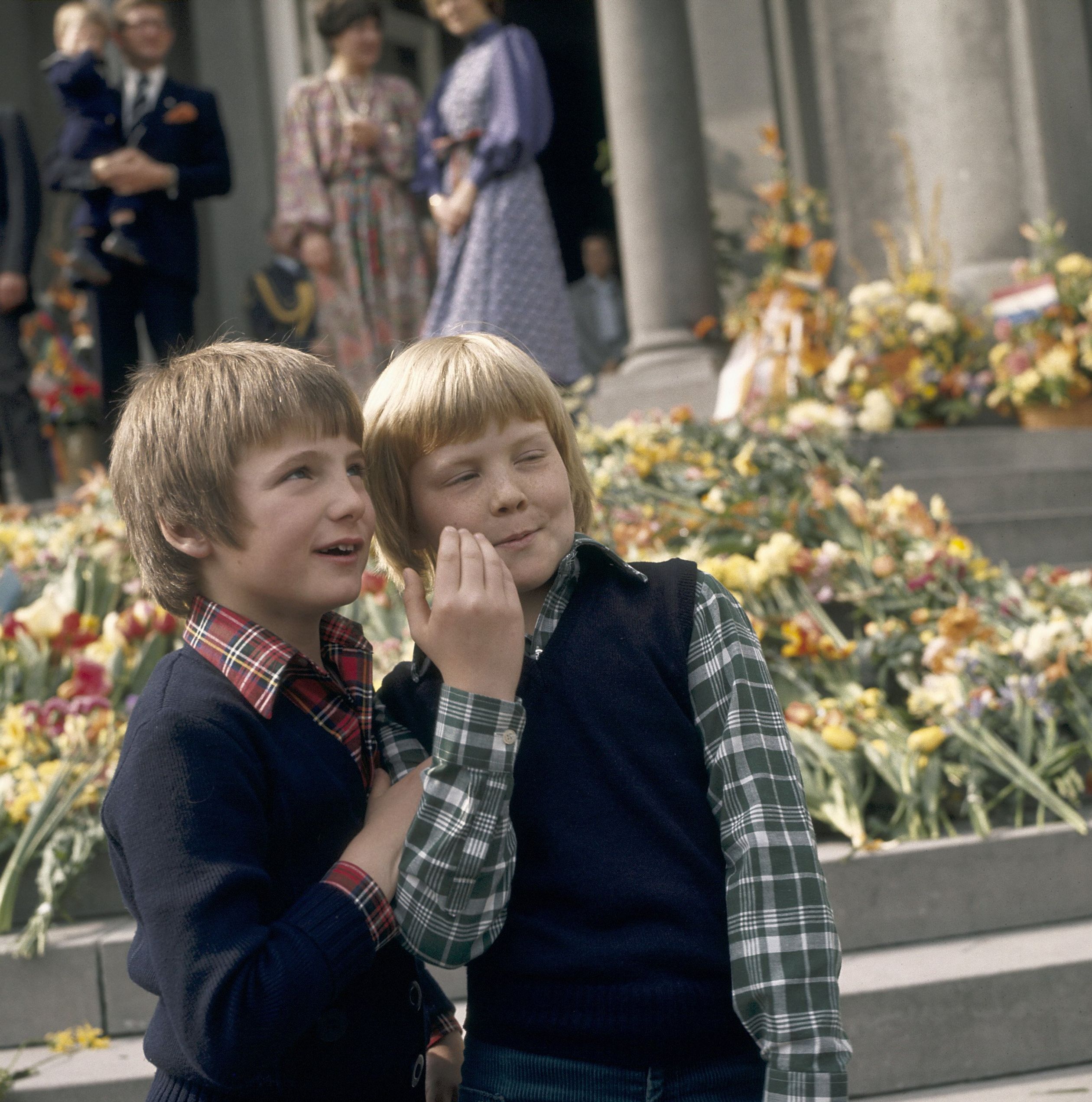 30 april 1977: Koninginnedag op Paleis Soestdijk samen met neef Willem-Alexander. Wat staan de twee