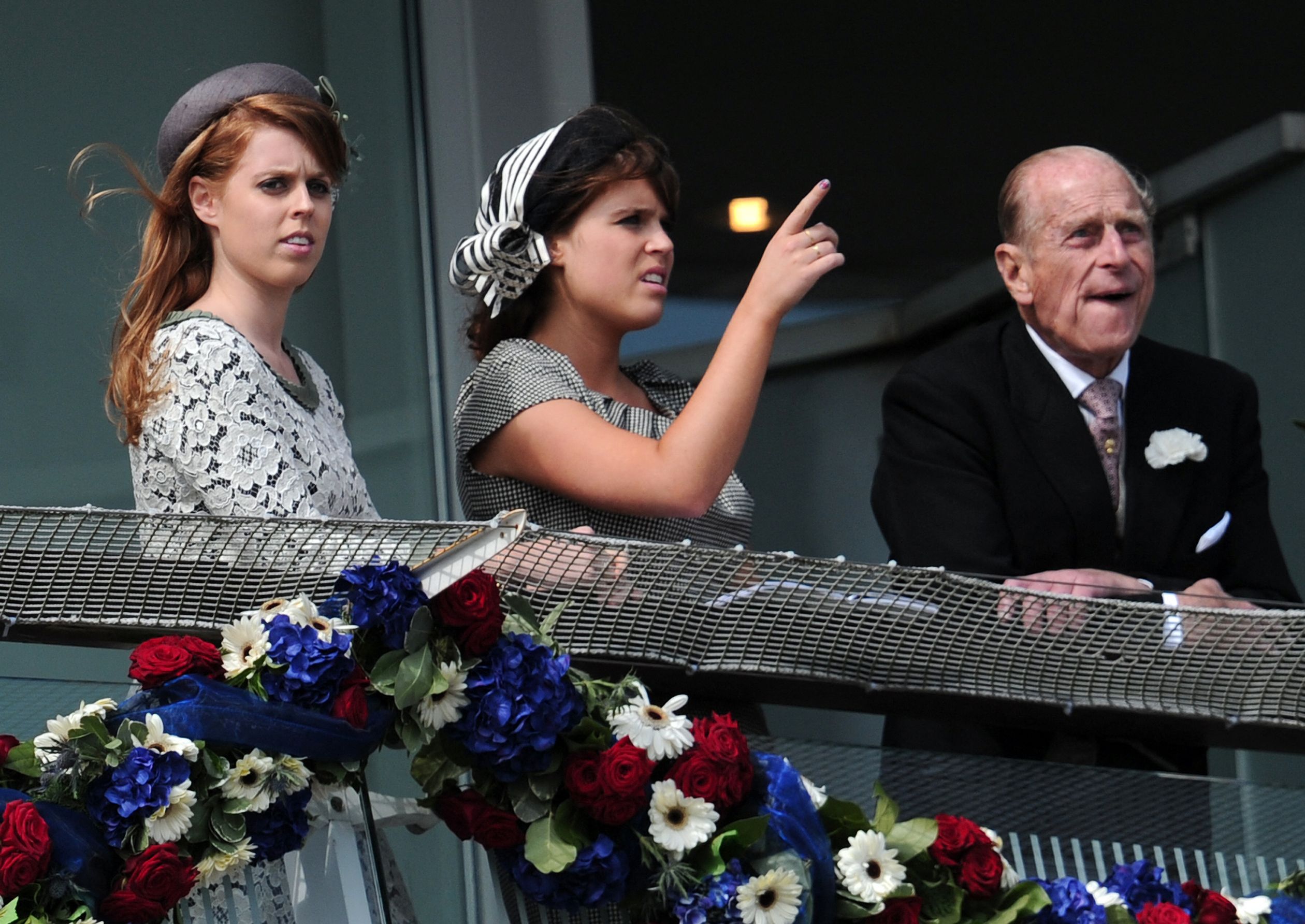 Met zijn kleindochters Beatrice en Eugenie tijdens een van de activiteiten voor de viering van het diamanten regeringsjubileum van koningin Elizabeth.
