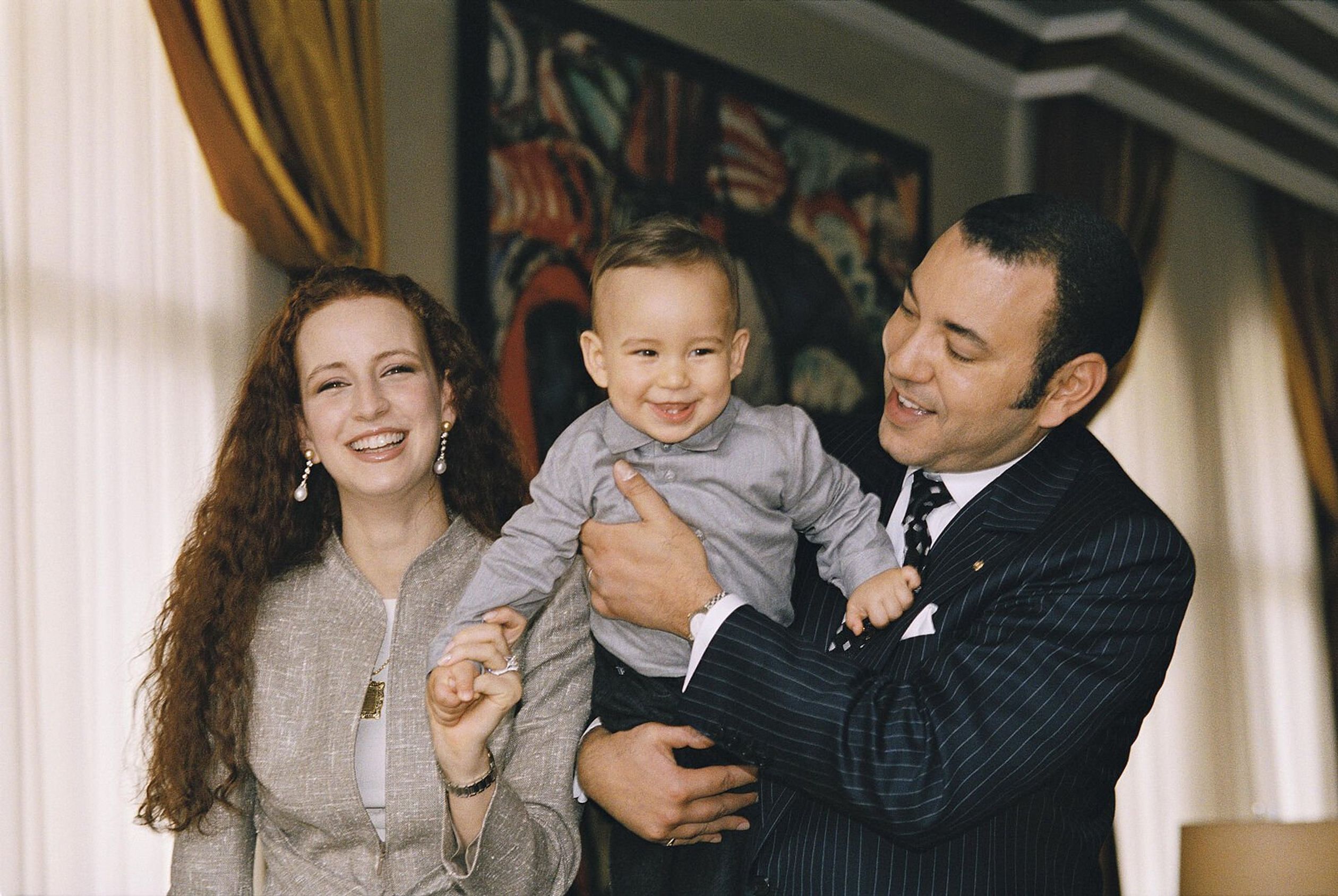Koning Mohammed VI en prinses Lalla Salma poseren op de eerste verjaardag van hun zoontje Moulay