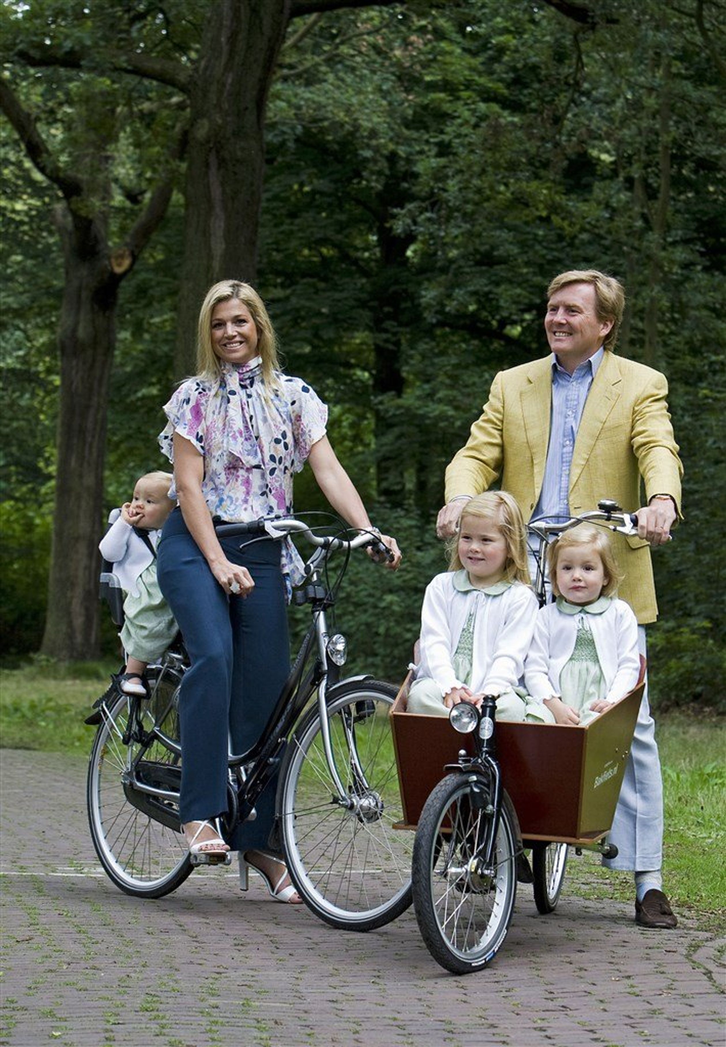 Willem-Alexander en Máxima nemen samen met hun dochters deel aan de fotosessie op Landgoed De