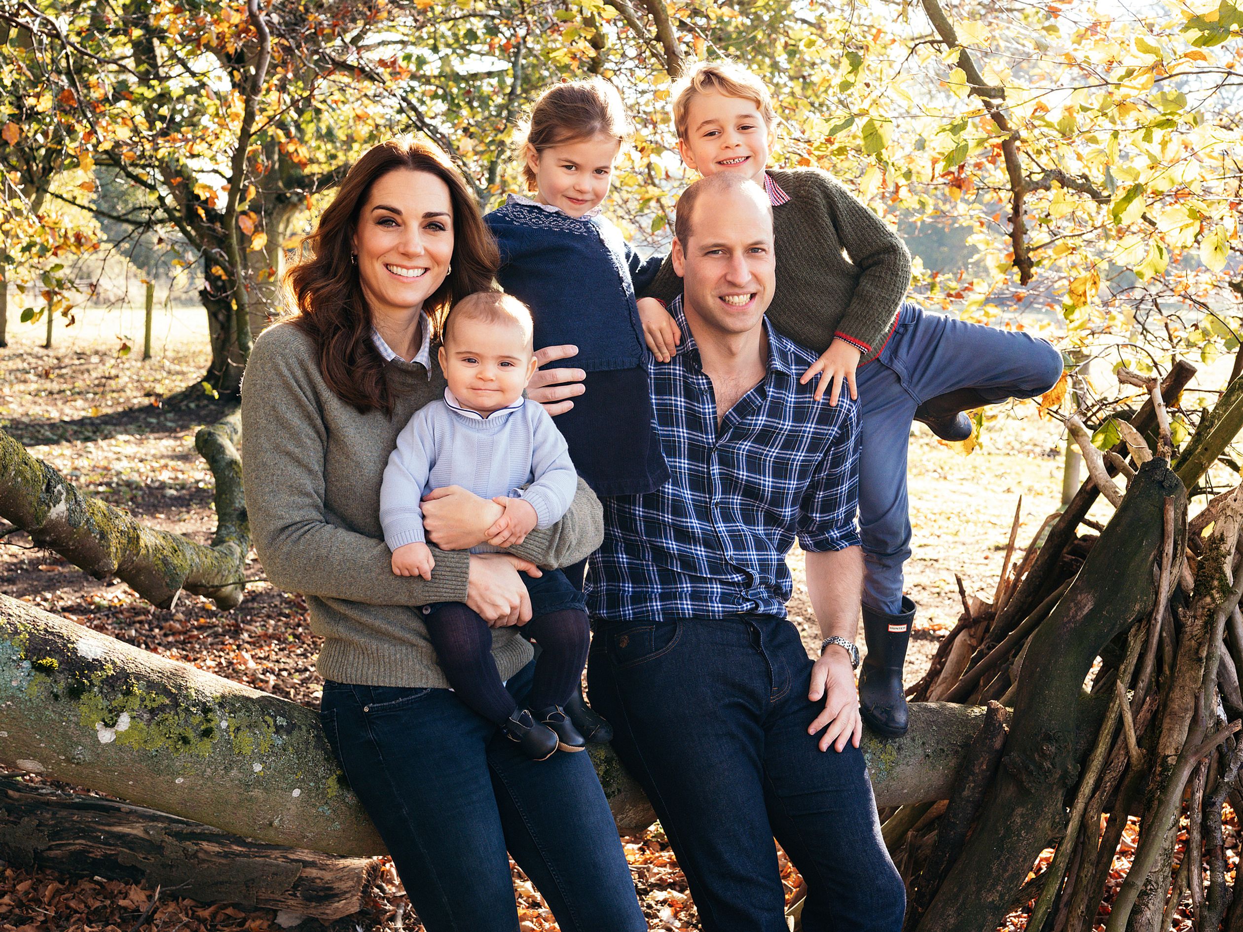 In aanloop naar Kerst deelde William en Catherine deze vrolijke gezinsfoto. Louis, hier acht maanden