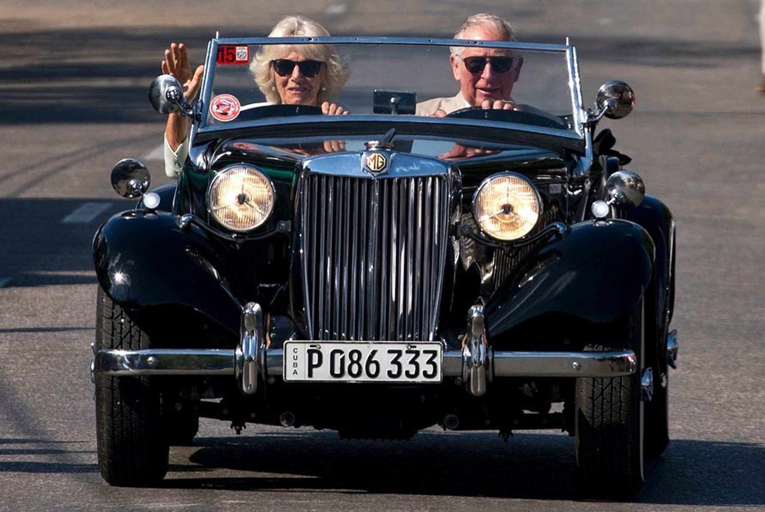 Charles en Camilla bezochten in 2019 het eiland Cuba en reden daar rond in deze cabrio. Deze foto
